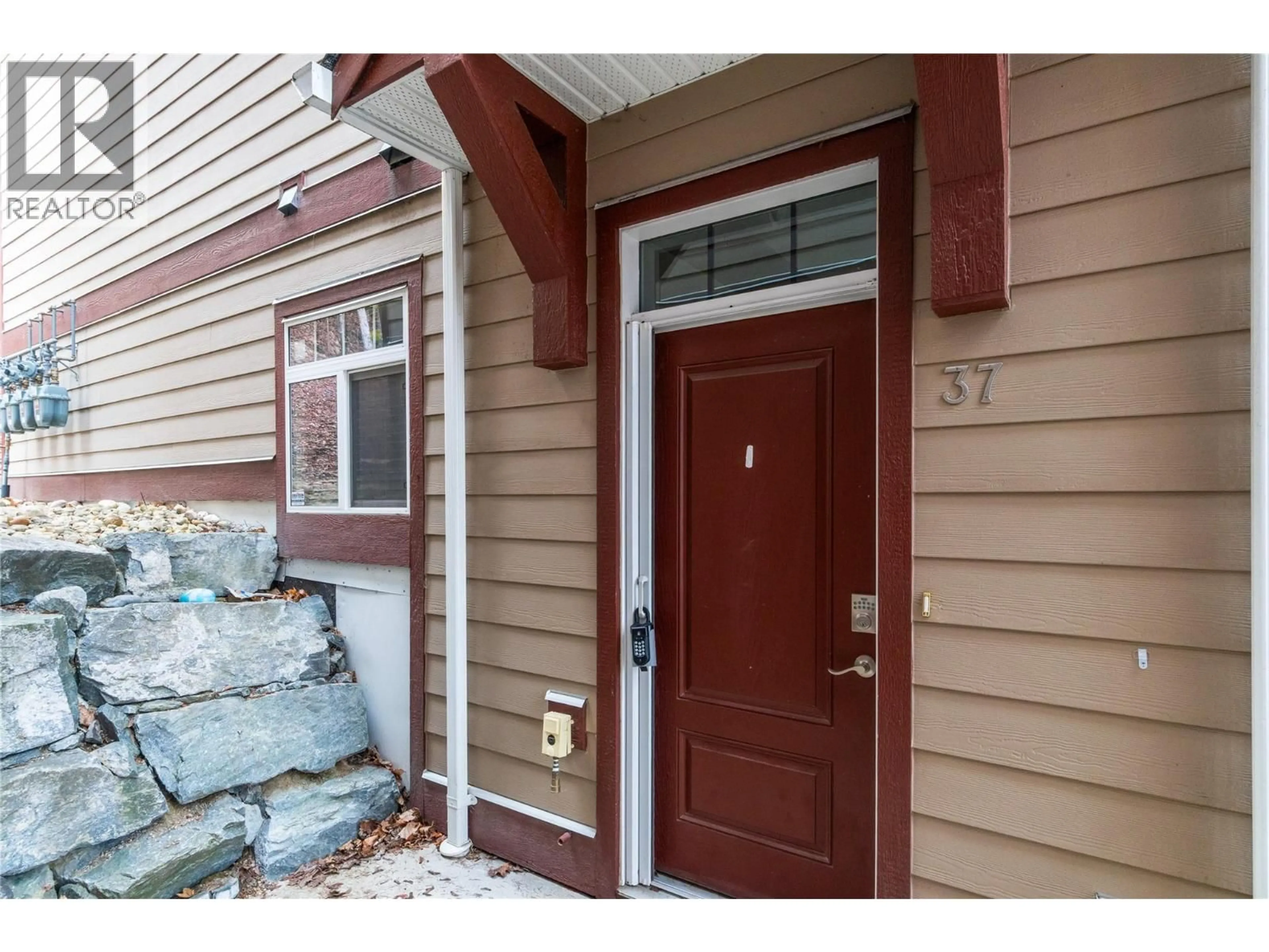 Indoor entryway for 37 - 1070 1 STREET SOUTHEAST, Salmon Arm British Columbia V1E0B6