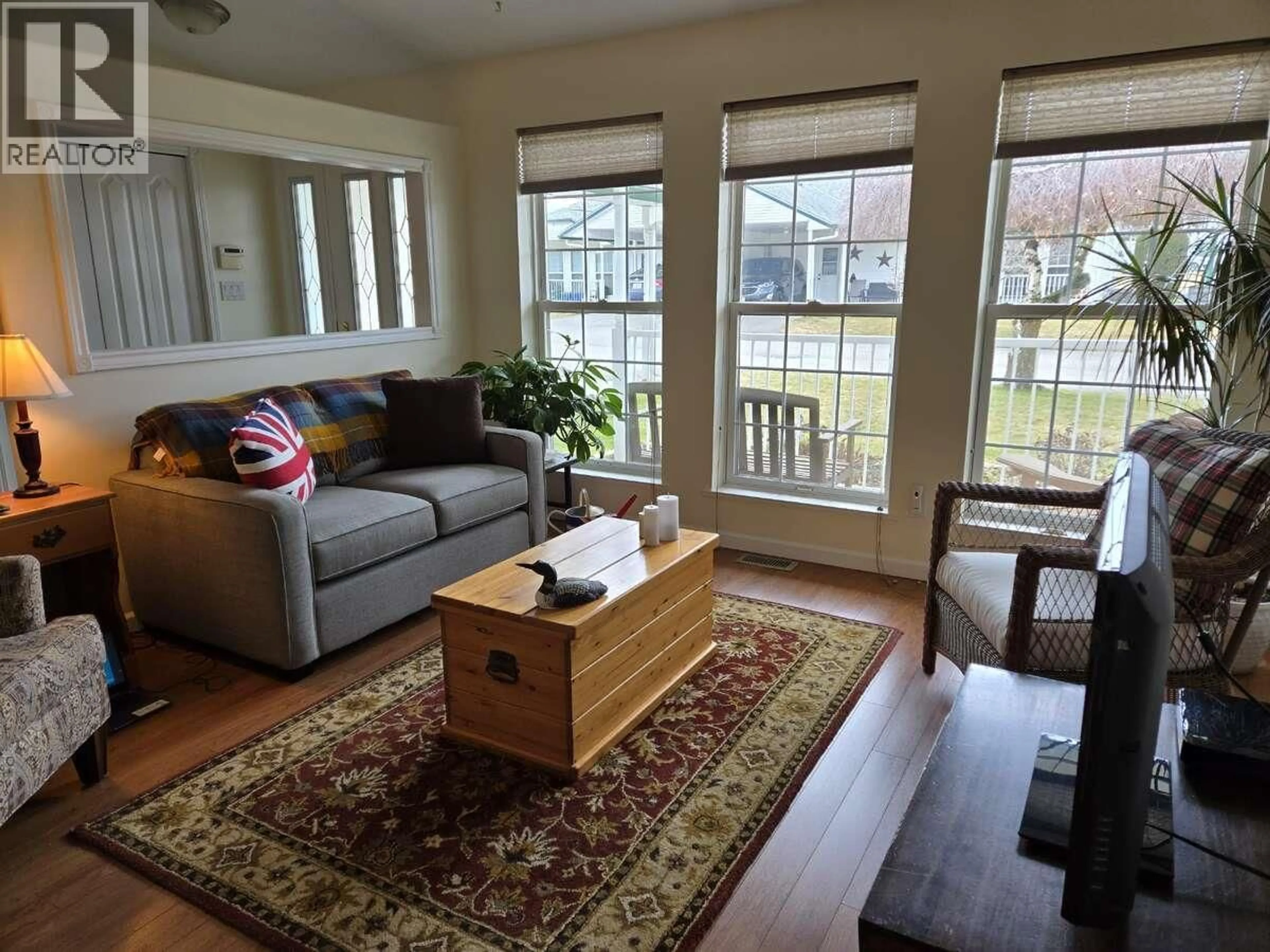 Living room with furniture, wood/laminate floor for 4 - 3620 PATTEN DRIVE, Armstrong British Columbia V4Y2B4