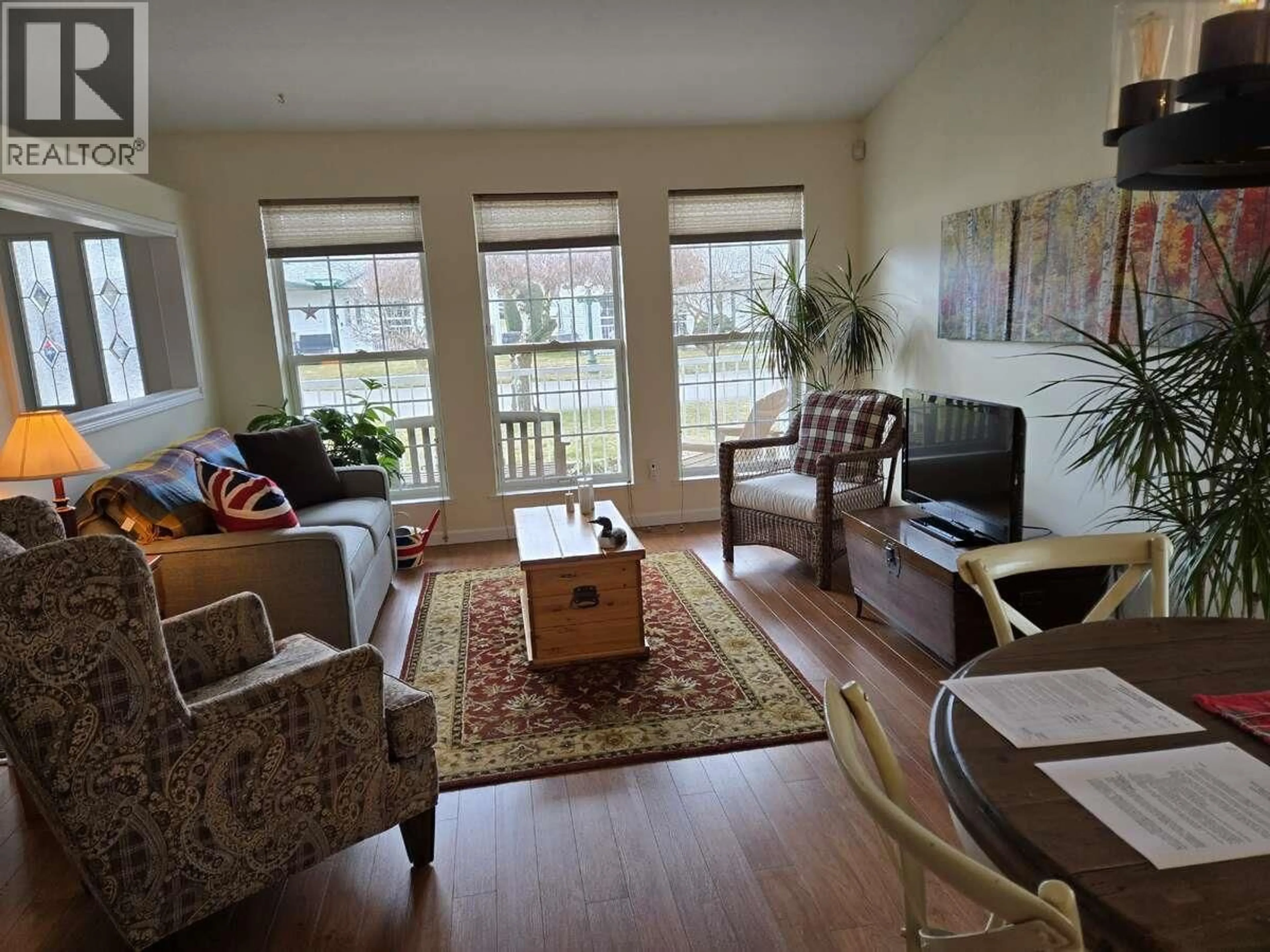 Living room with furniture, wood/laminate floor for 4 - 3620 PATTEN DRIVE, Armstrong British Columbia V4Y2B4