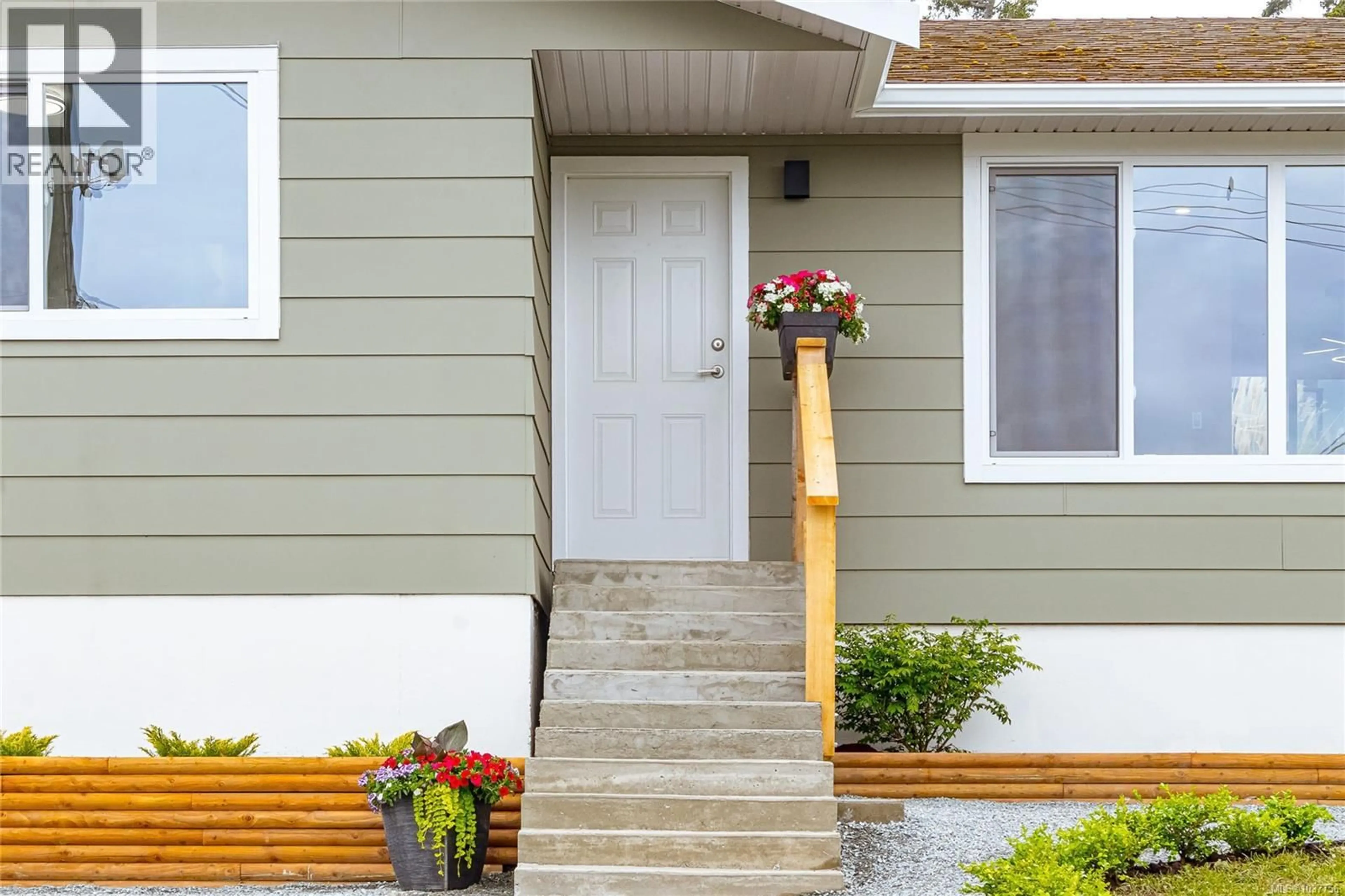Home with vinyl exterior material, street for 8082 YORK AVENUE, Crofton British Columbia V0R1R0