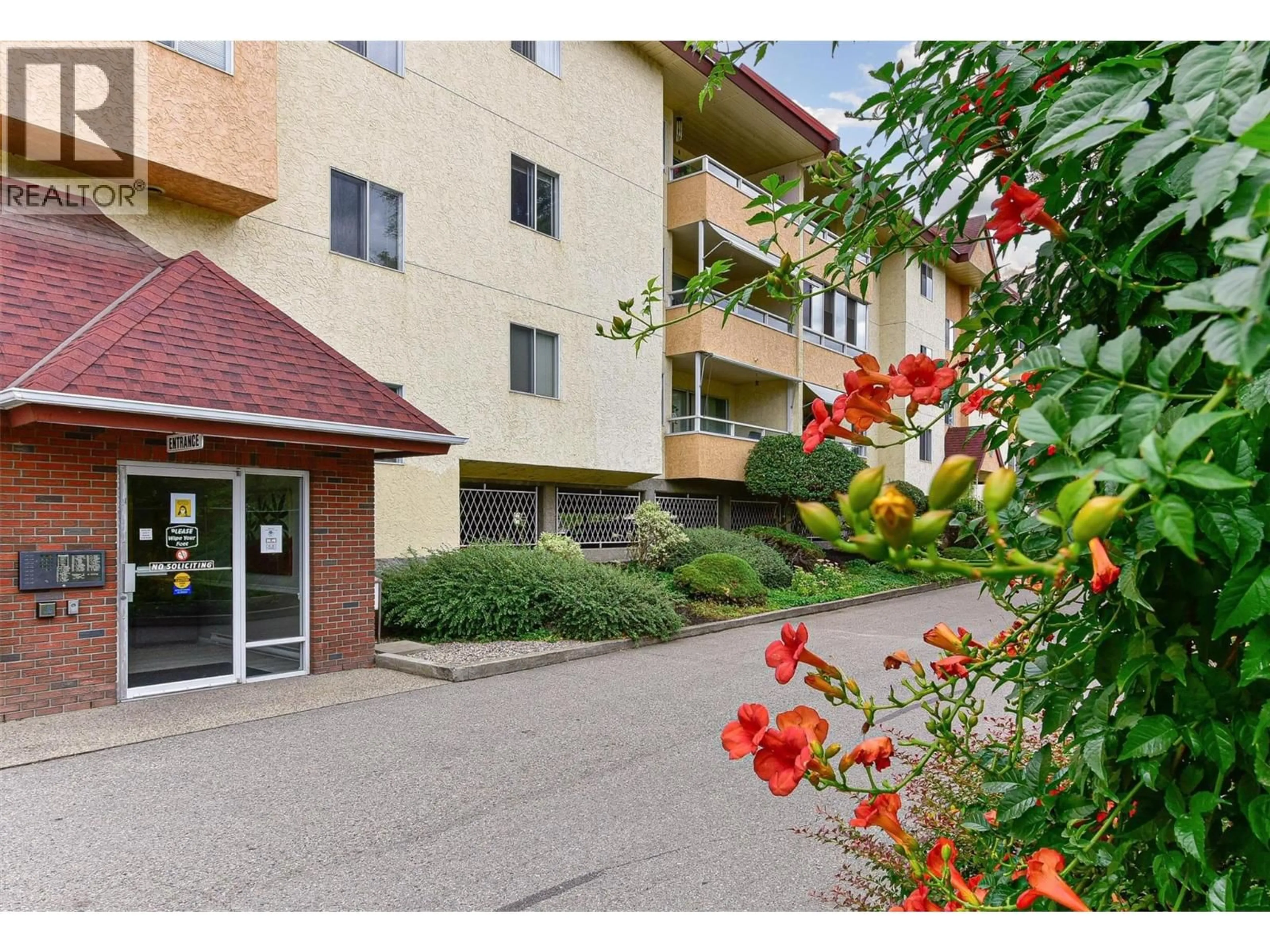 Indoor foyer for 203 - 1249 PACIFIC AVENUE, Kelowna British Columbia V1Y5T9