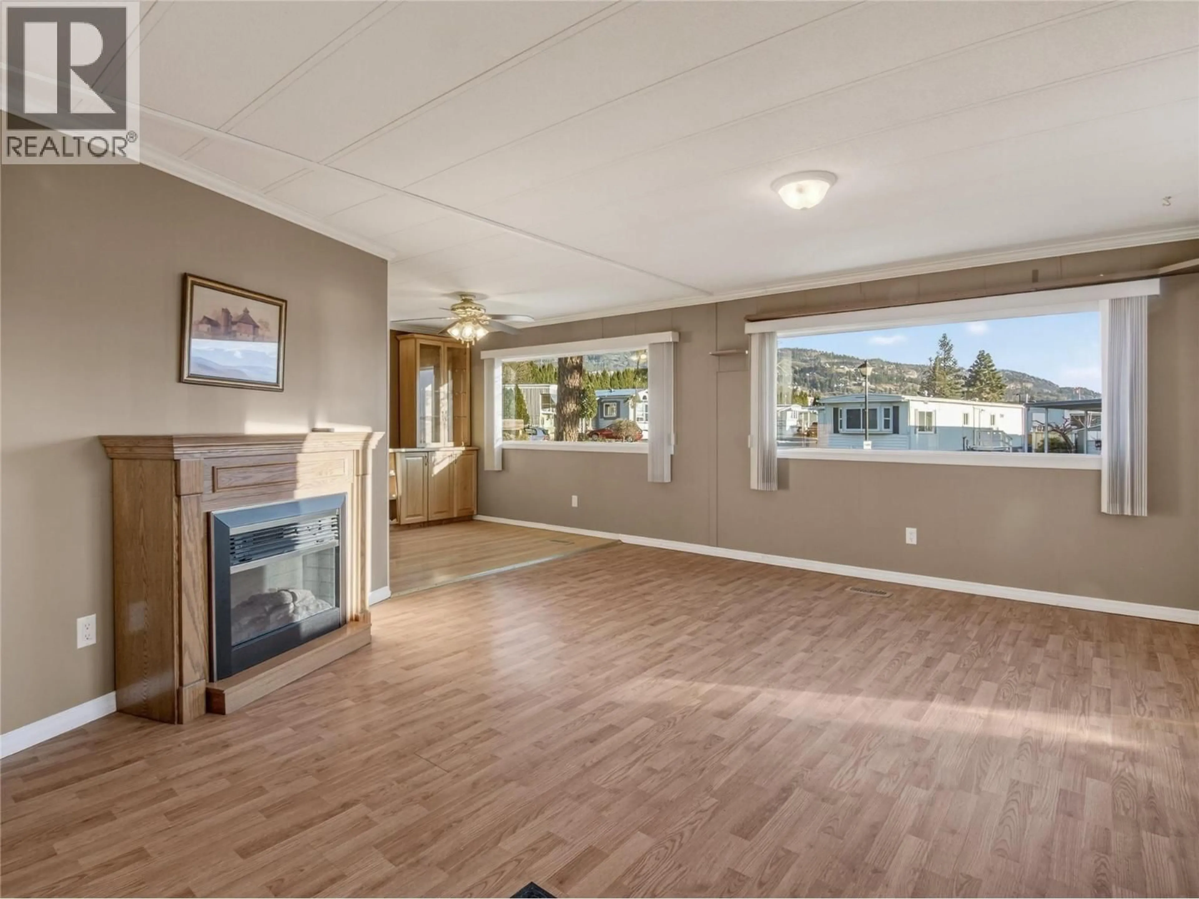 Living room with furniture, wood/laminate floor for 11 - 98 OKANAGAN AVENUE EAST, Penticton British Columbia V2A3J5