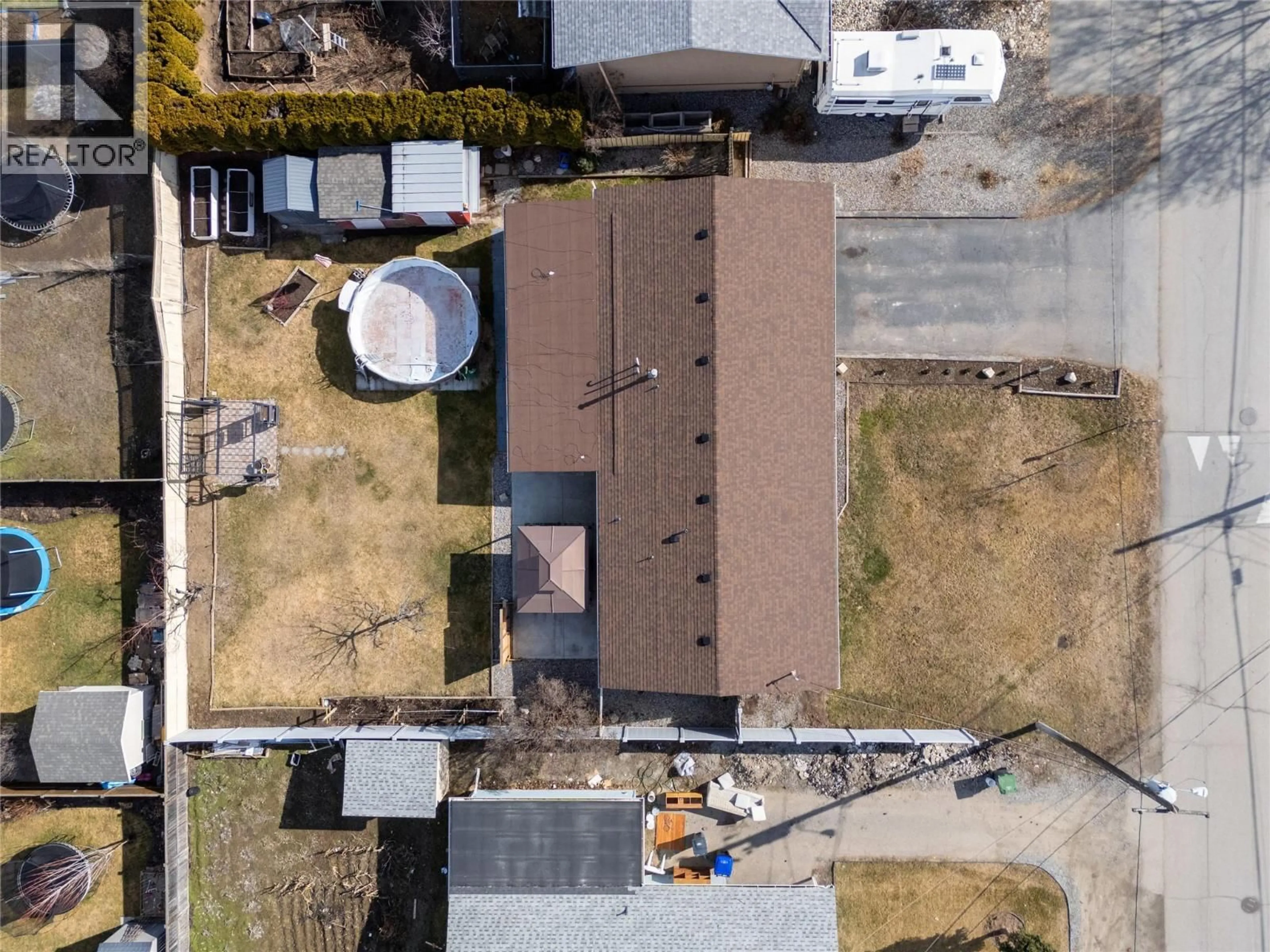 A pic from outside/outdoor area/front of a property/back of a property/a pic from drone, building for 440 PRIMROSE ROAD, Kelowna British Columbia V1X2G7