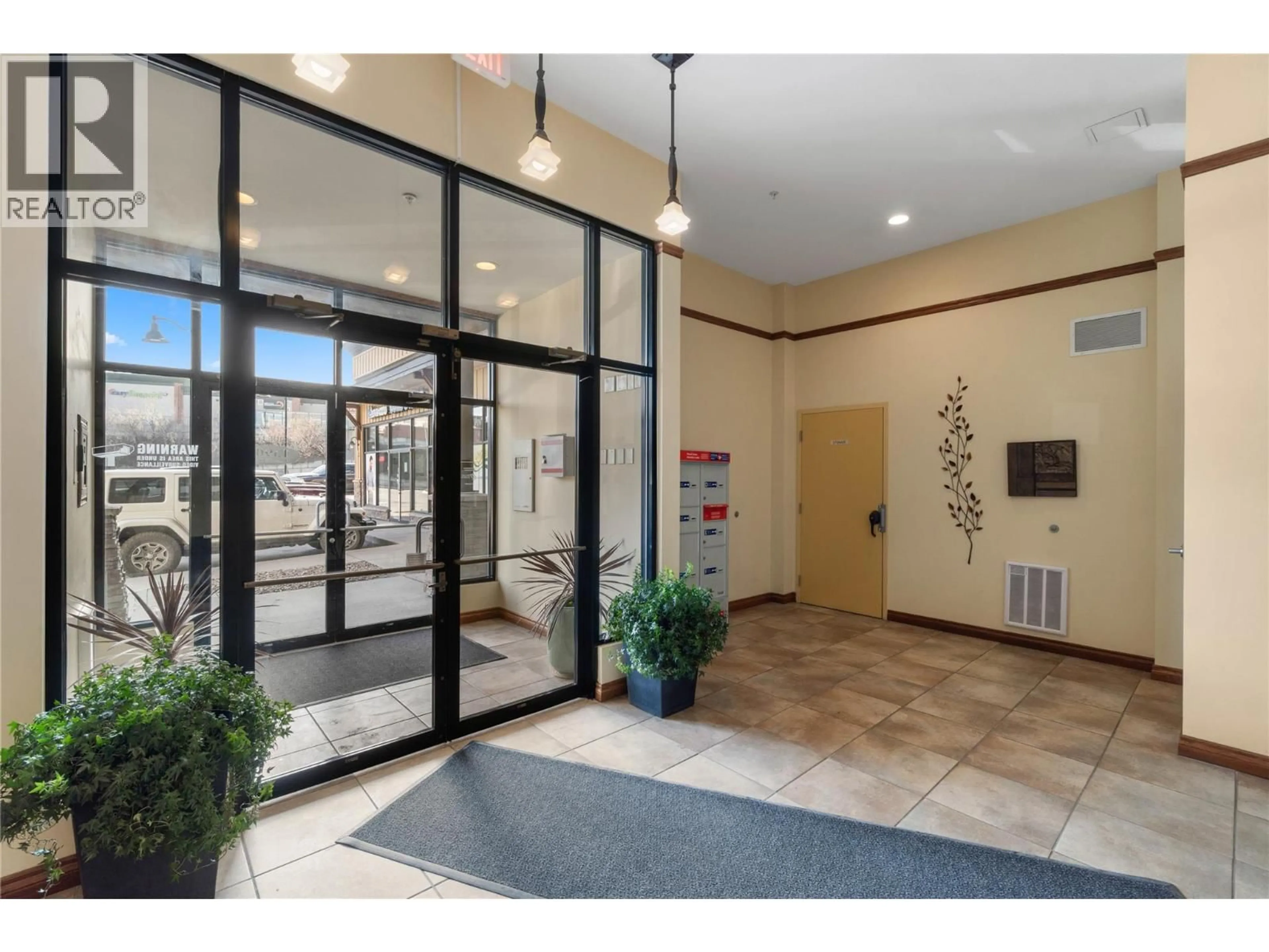 Indoor foyer for 305 - 1390 HILLSIDE DRIVE, Kamloops British Columbia V2E0A6