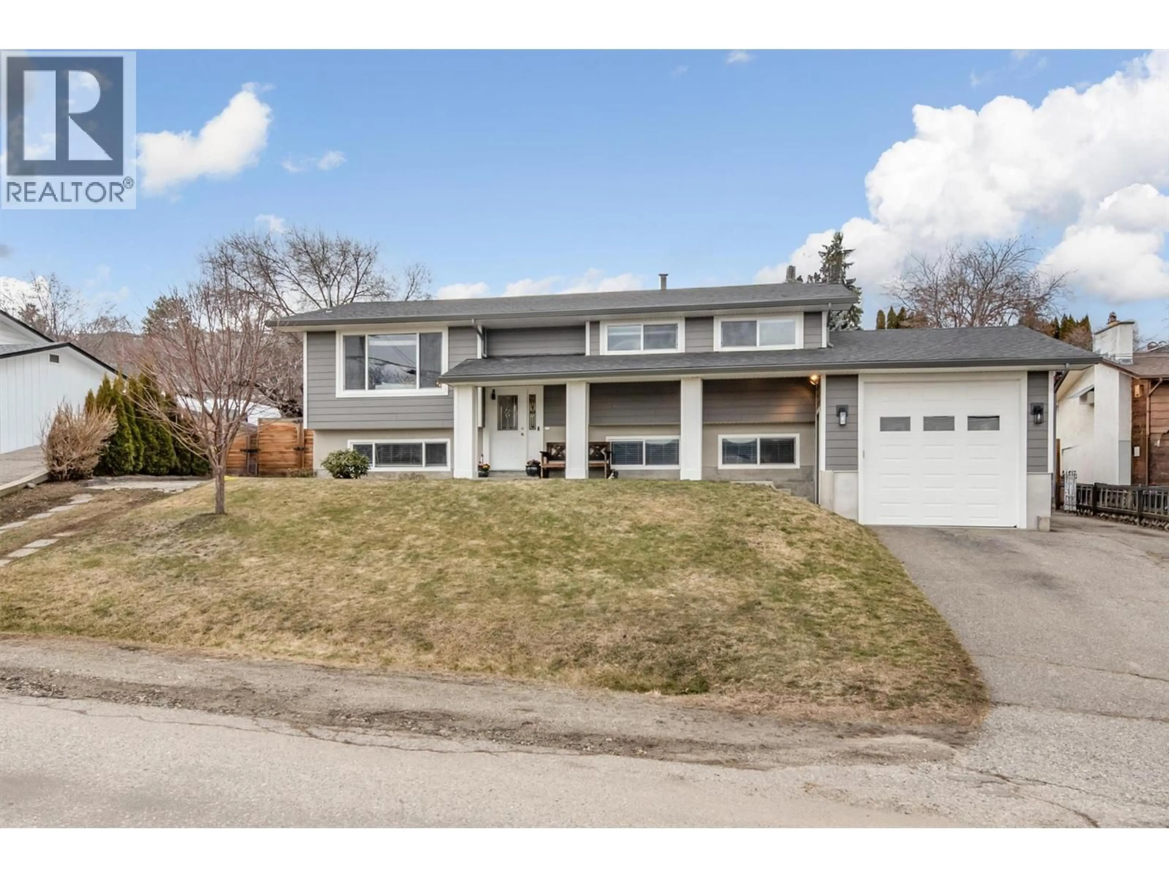 Home with vinyl exterior material, street for 1832 GOLBECK COURT, Kelowna British Columbia V1P1L7