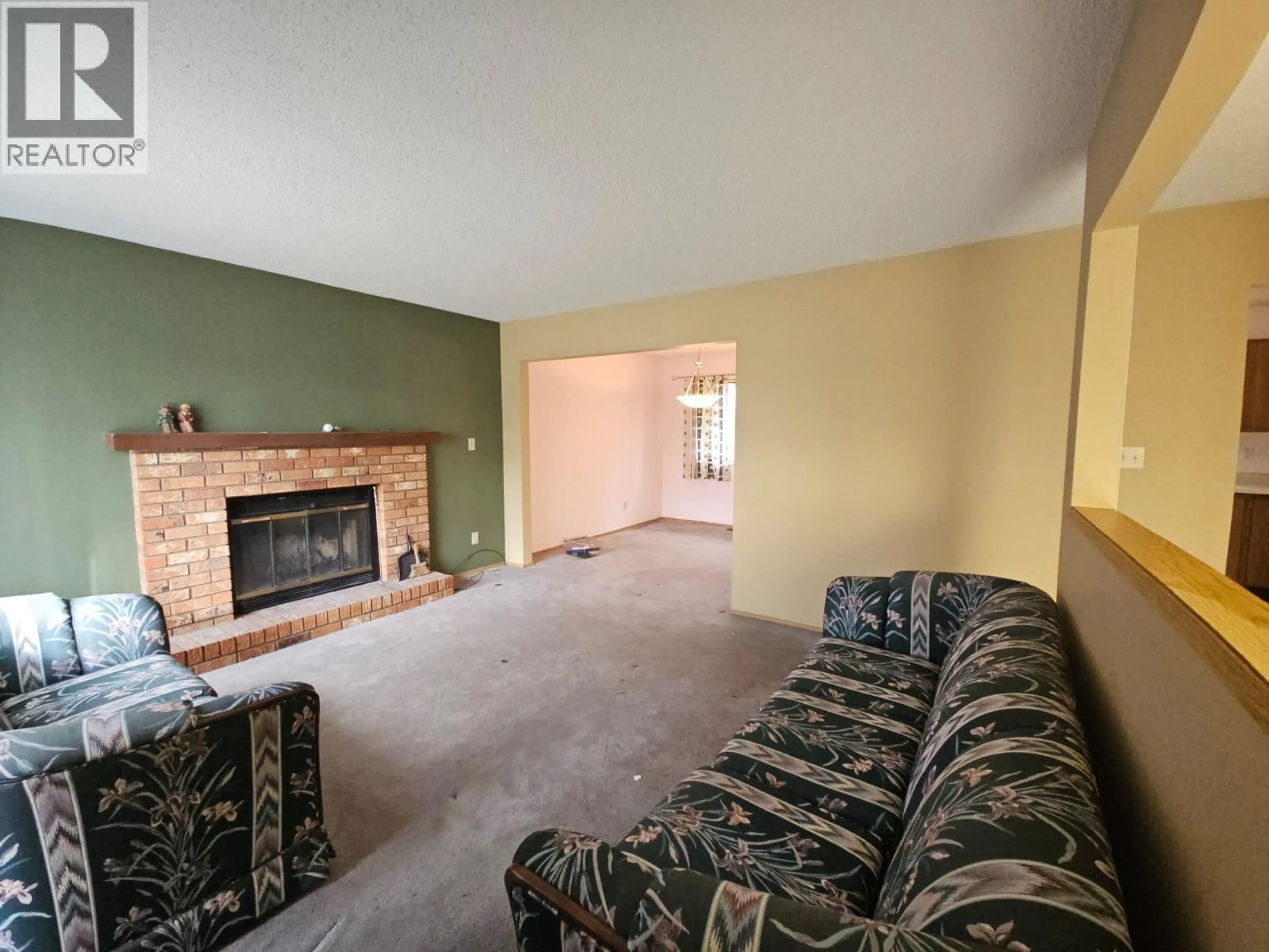 Living room with furniture, carpet floor for 323 COTTONWOOD AVENUE, Tumbler Ridge British Columbia V0C2W0