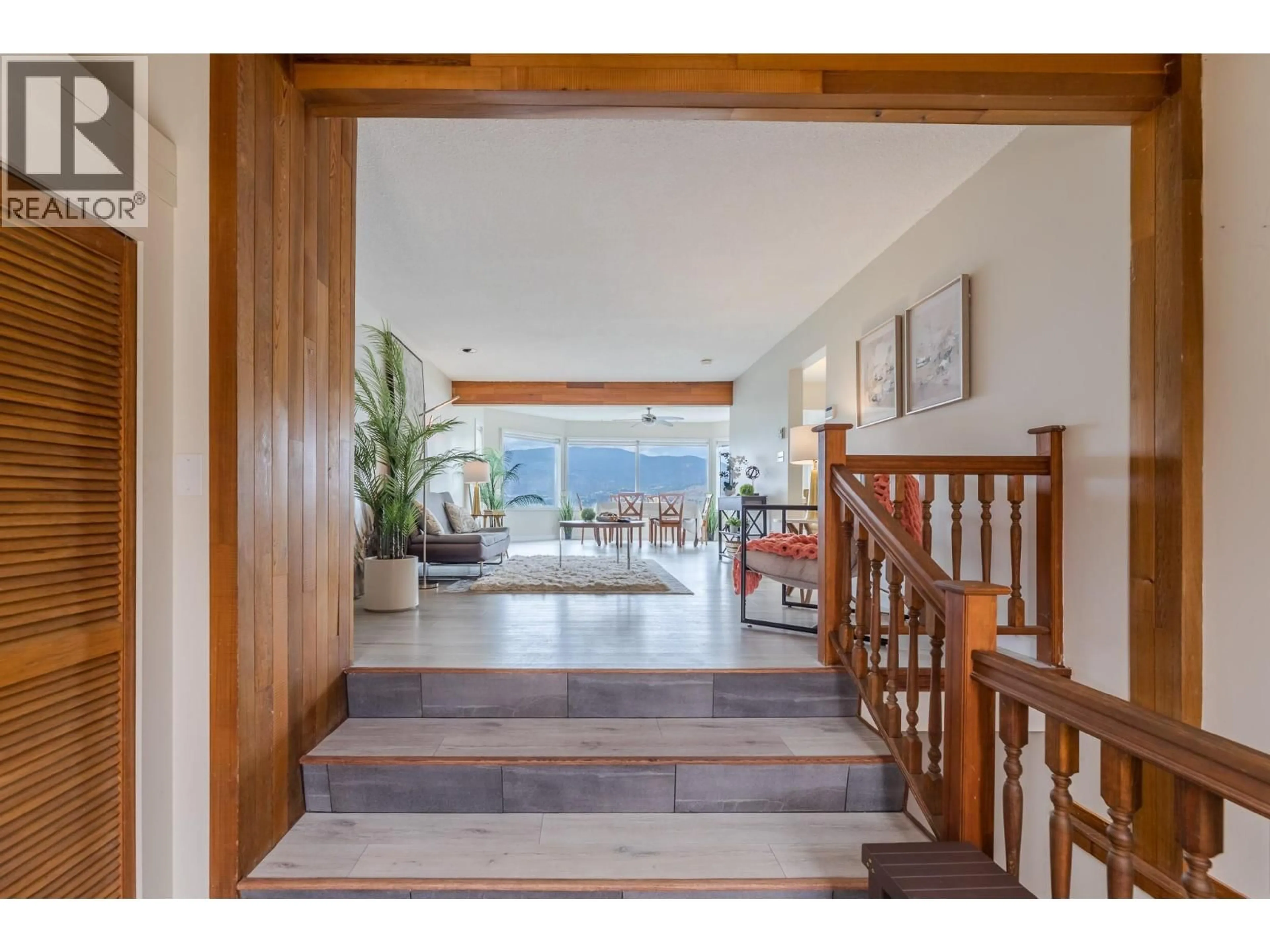 Indoor foyer for 198 BANKVIEW PLACE, Penticton British Columbia V2A1B4