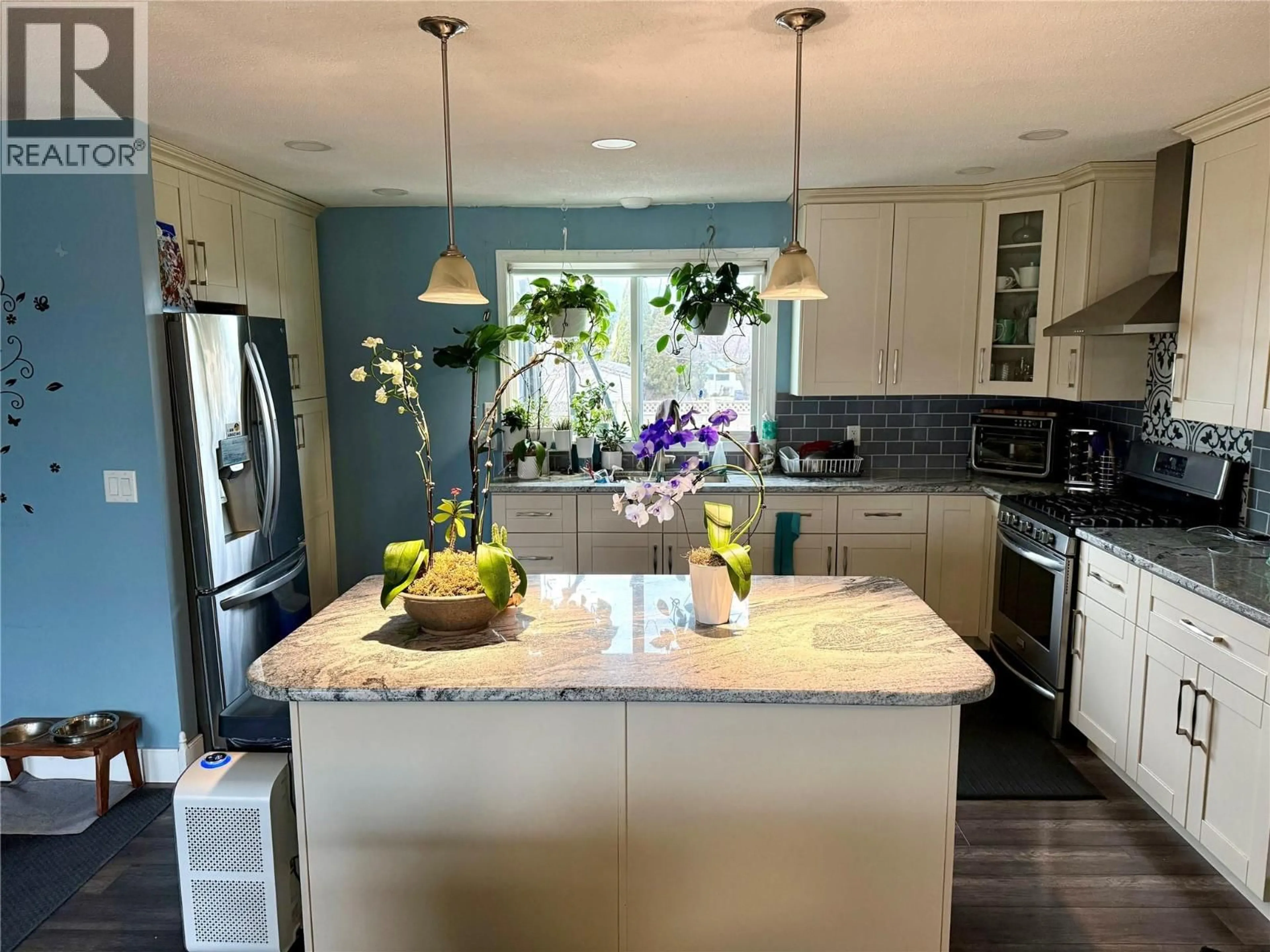 Contemporary kitchen, ceramic/tile floor for 1340 MORGAN ROAD, Kelowna British Columbia V1X1V8