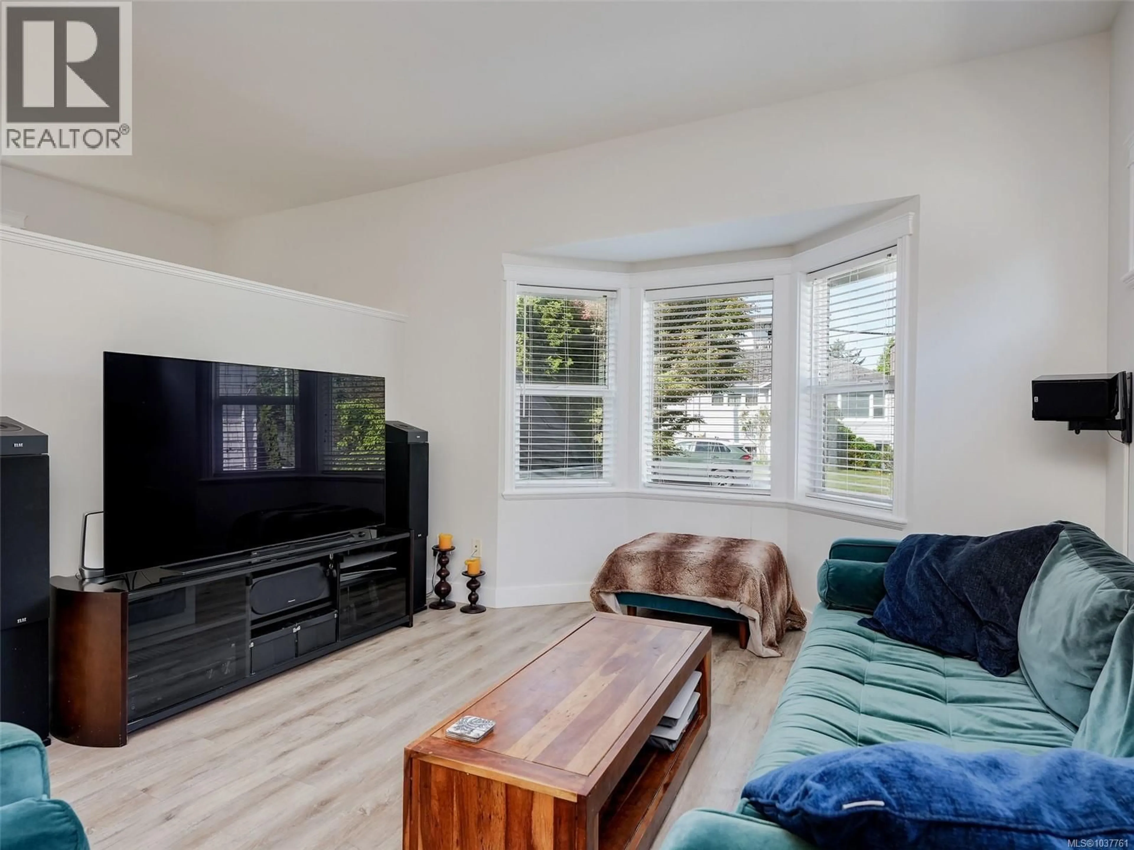Living room with furniture, unknown for 2251 EASTDOWNE ROAD, Oak Bay British Columbia V8R5P5