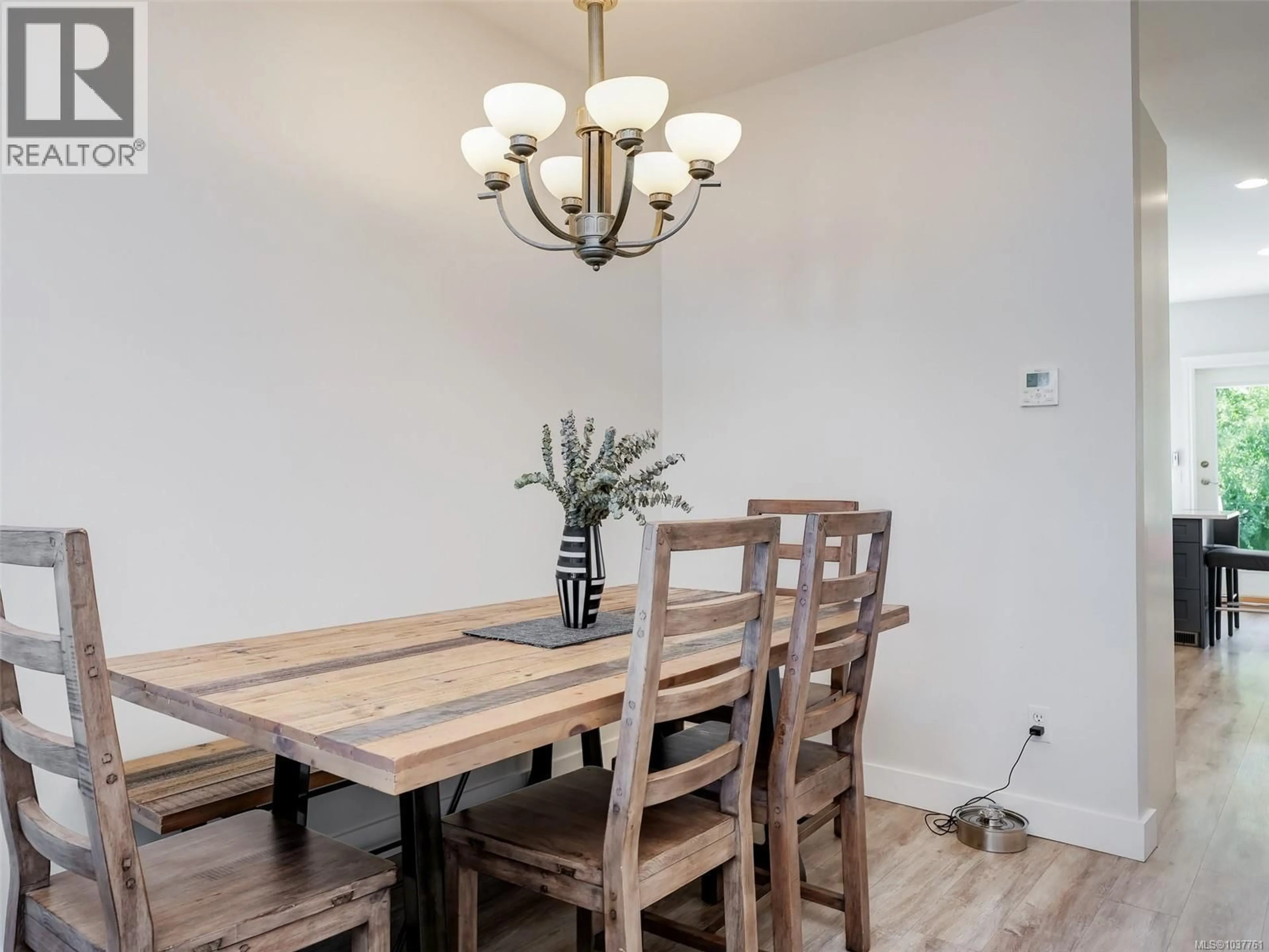 Dining room, wood/laminate floor for 2251 EASTDOWNE ROAD, Oak Bay British Columbia V8R5P5