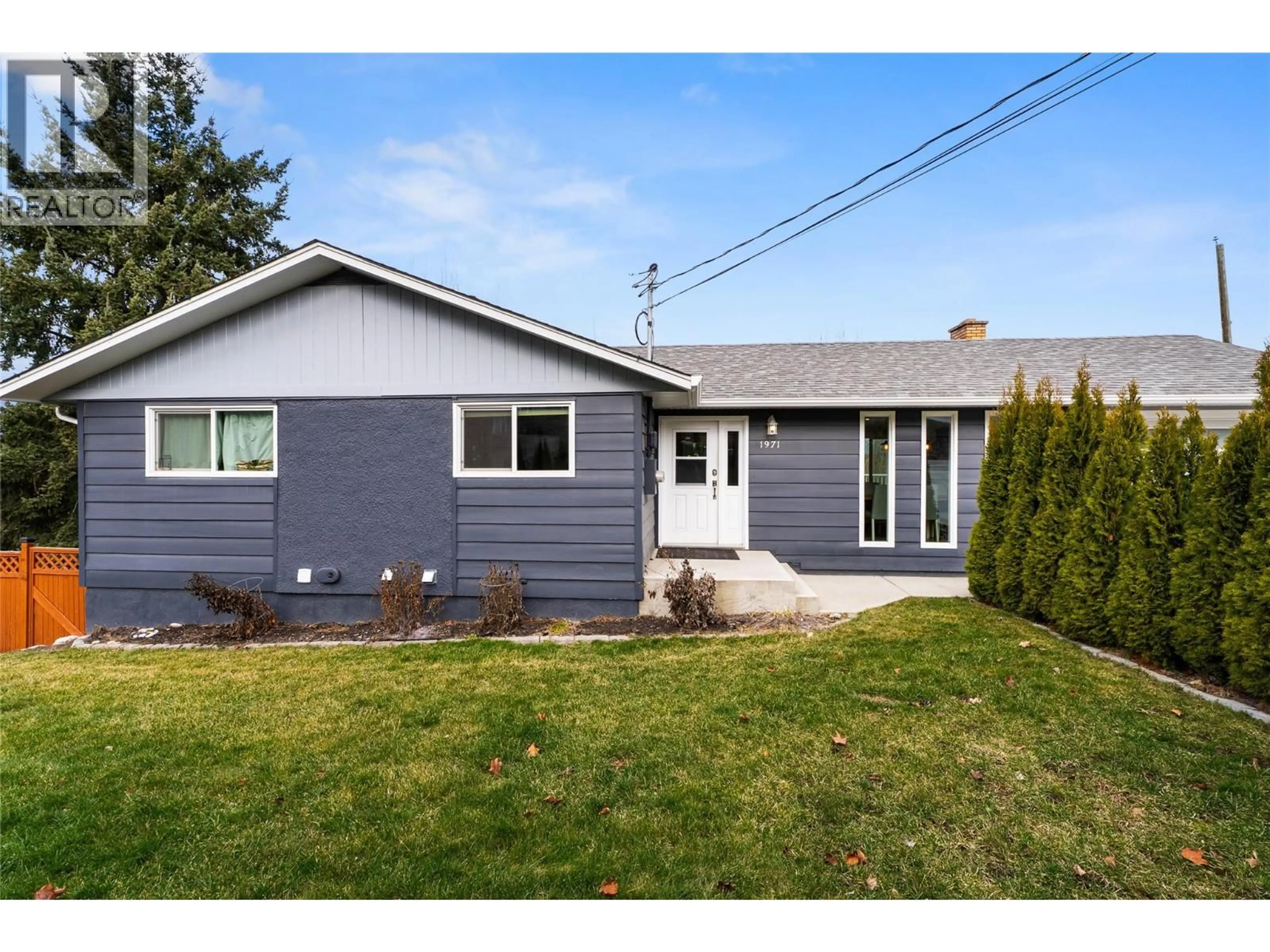 Home with vinyl exterior material, street for 1971 3 AVENUE SOUTHEAST, Salmon Arm British Columbia V1E1V2