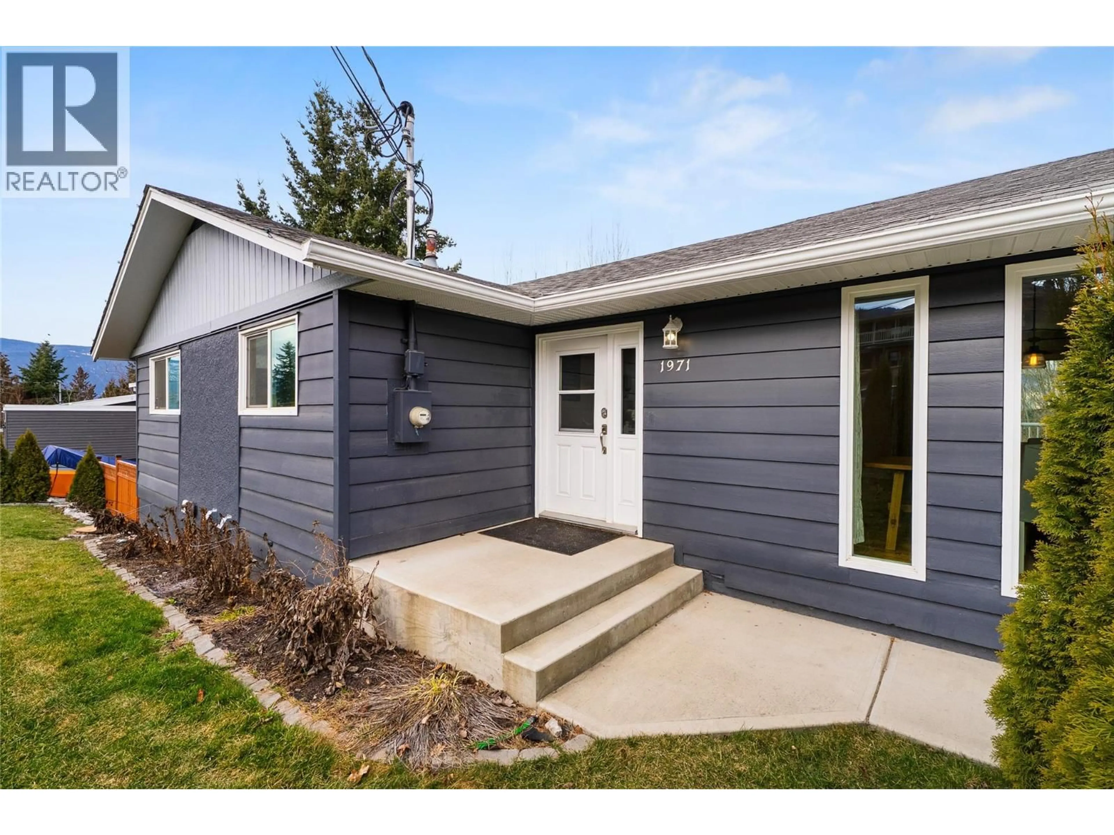 Home with vinyl exterior material, street for 1971 3 AVENUE SOUTHEAST, Salmon Arm British Columbia V1E1V2