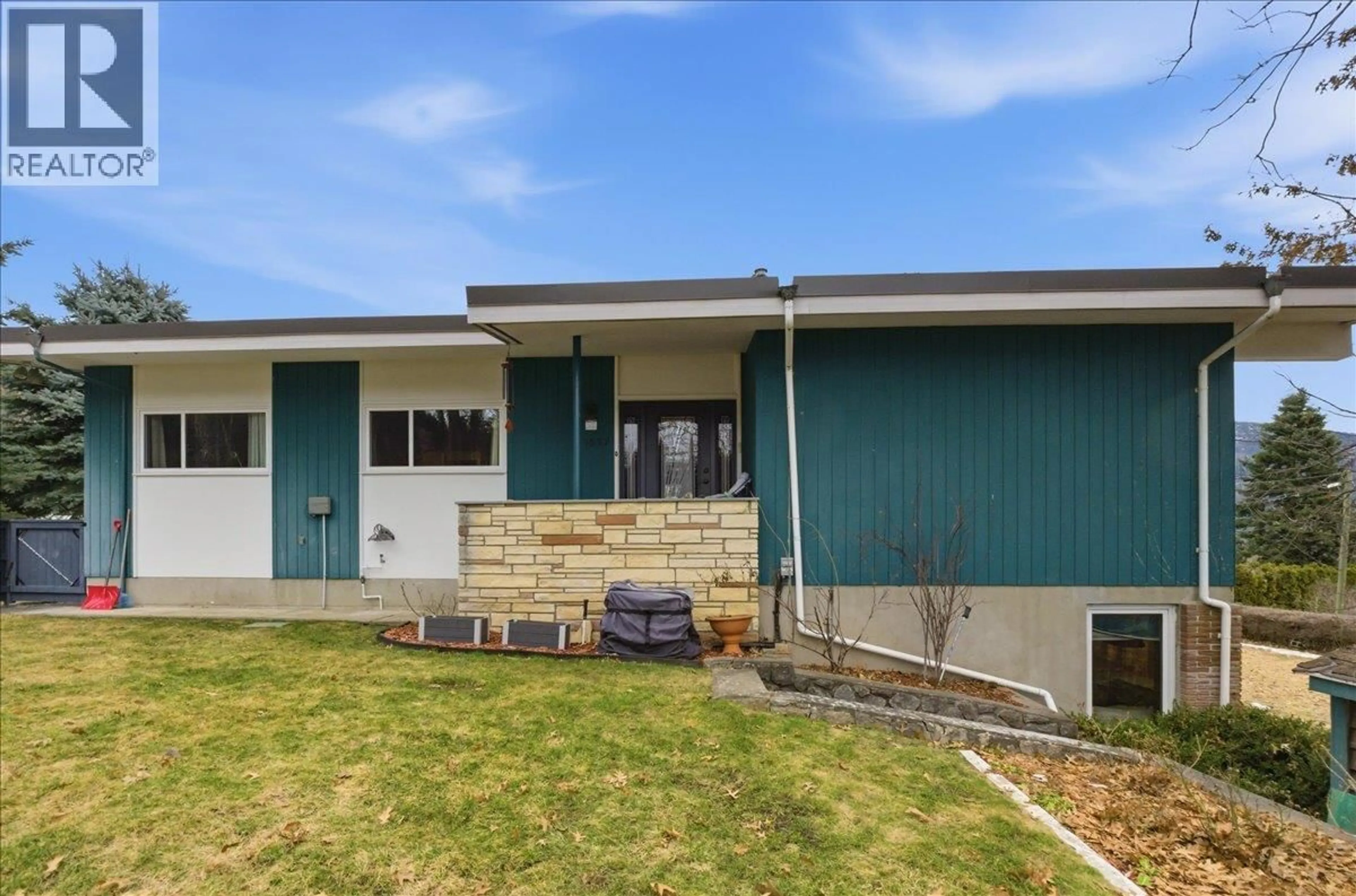 Home with vinyl exterior material, unknown for 1832 THIRD STREET, Fruitvale British Columbia V0G1L1