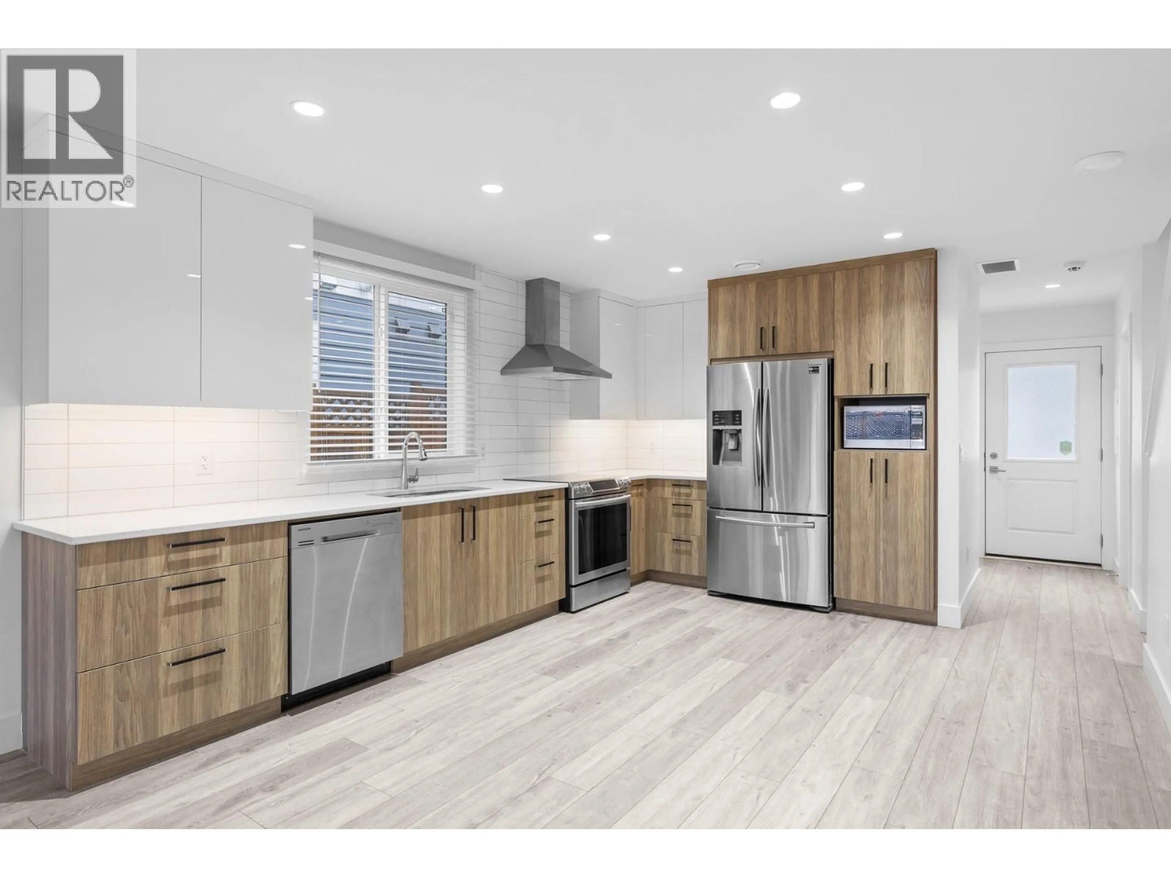 Open concept kitchen, wood/laminate floor for 727 CADDER AVENUE, Kelowna British Columbia V1Y5N7