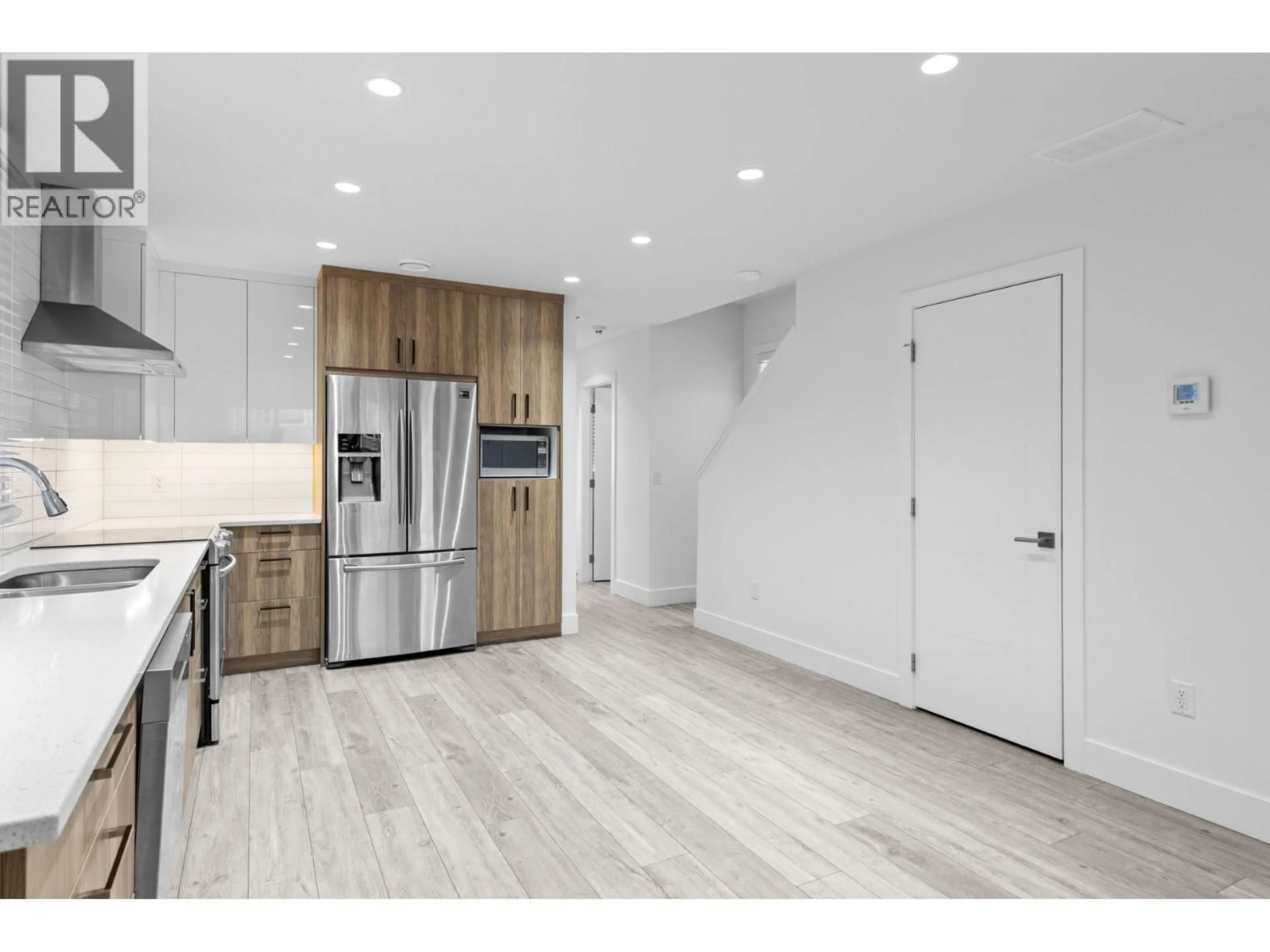 Open concept kitchen, wood/laminate floor for 727 CADDER AVENUE, Kelowna British Columbia V1Y5N7