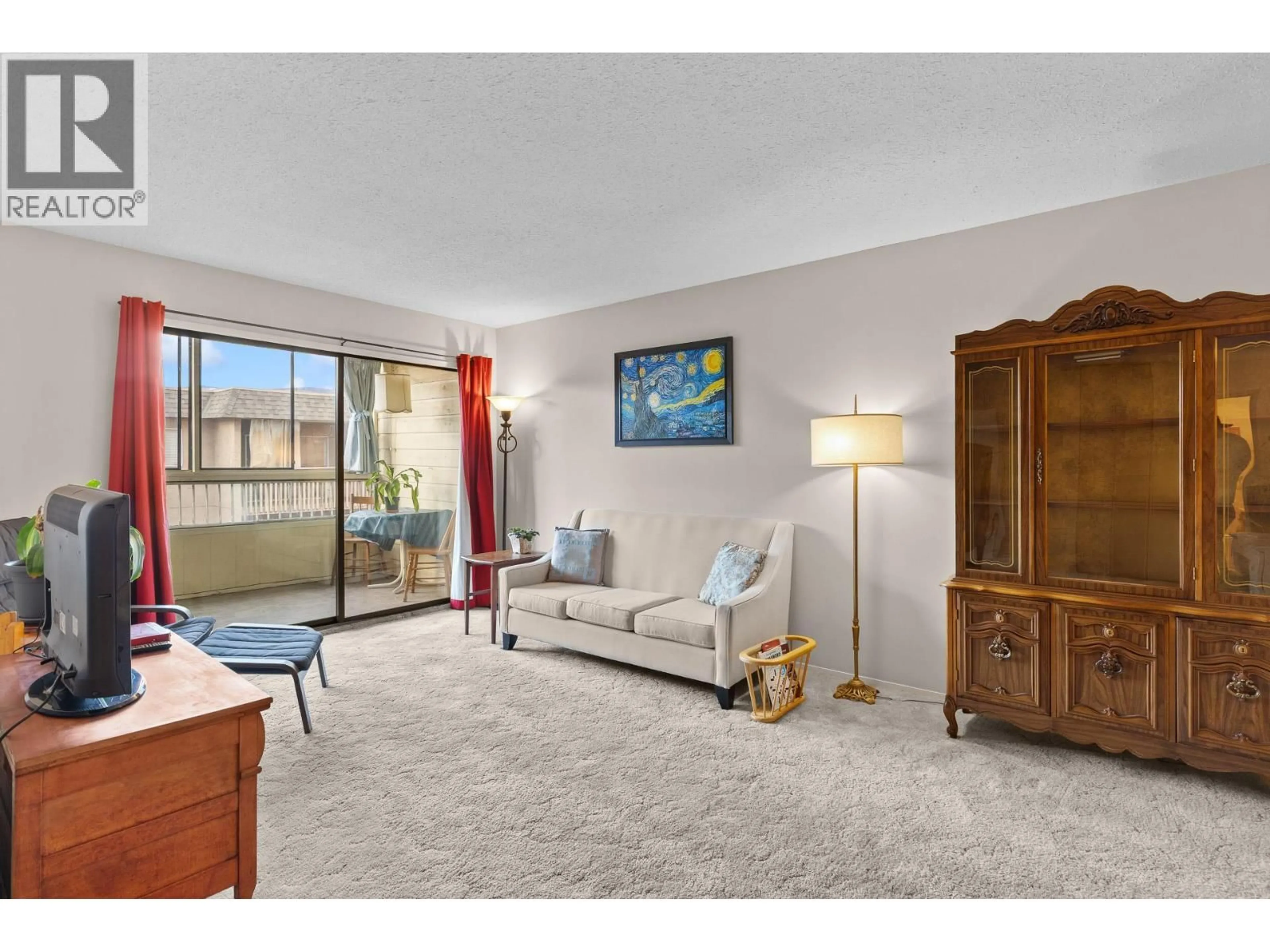 Living room with furniture, carpet floor for 406 - 555 ROWCLIFFE AVENUE, Kelowna British Columbia V1Y5Y8