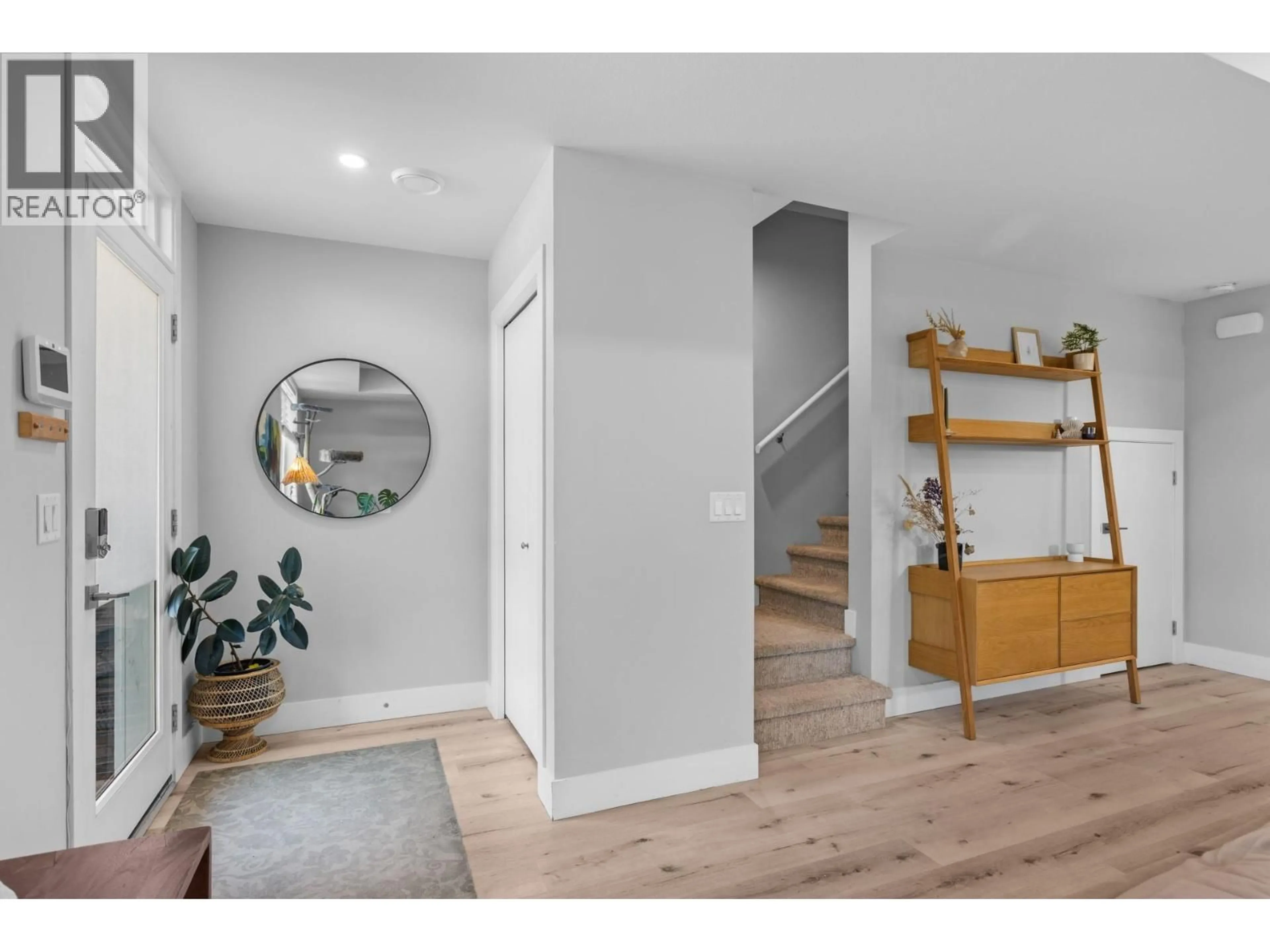 Indoor entryway for 3 - 796 CAWSTON AVENUE, Kelowna British Columbia V1Y6Z7