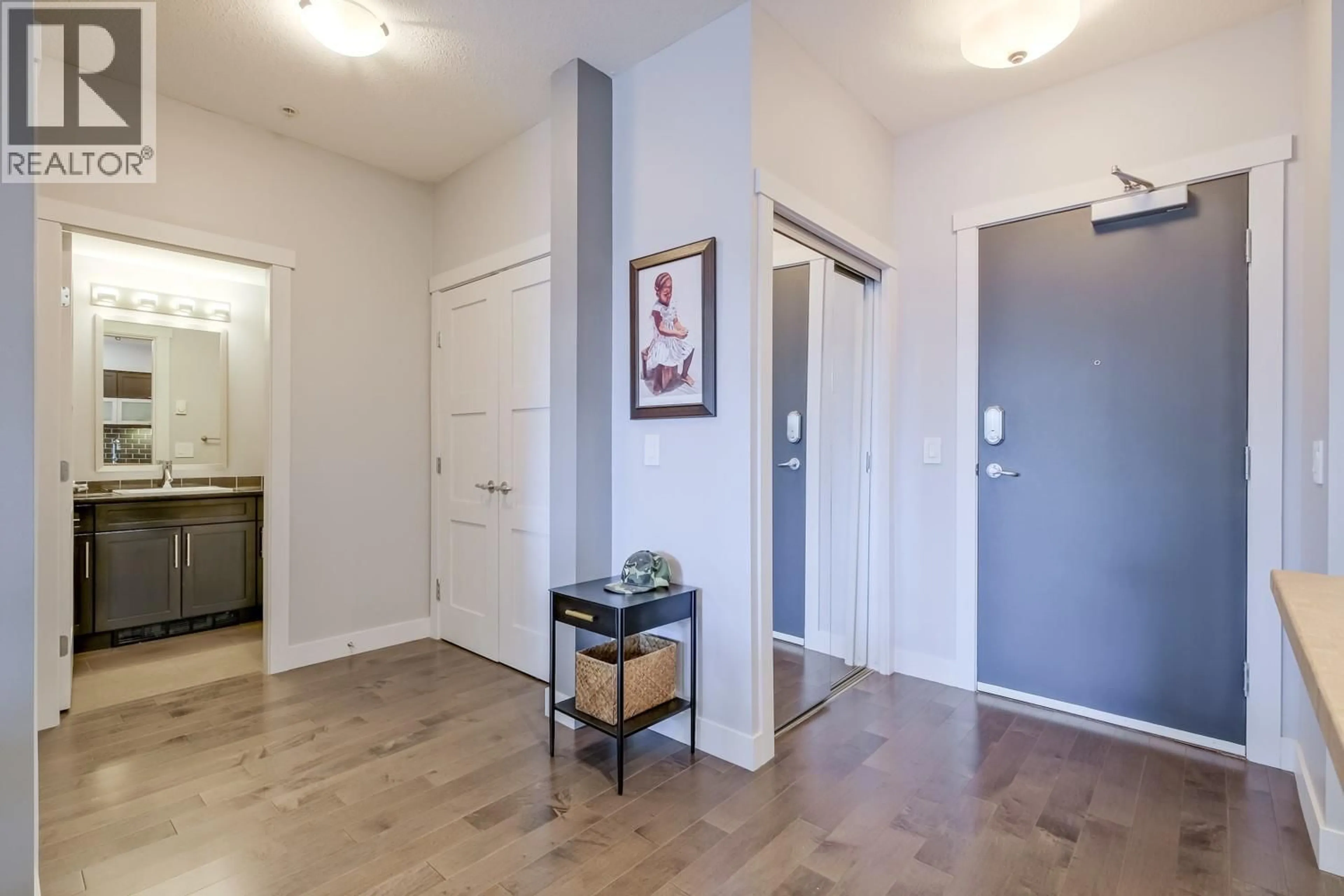 Indoor entryway for 108 - 700 MARTIN AVENUE, Kelowna British Columbia V1Y6V3