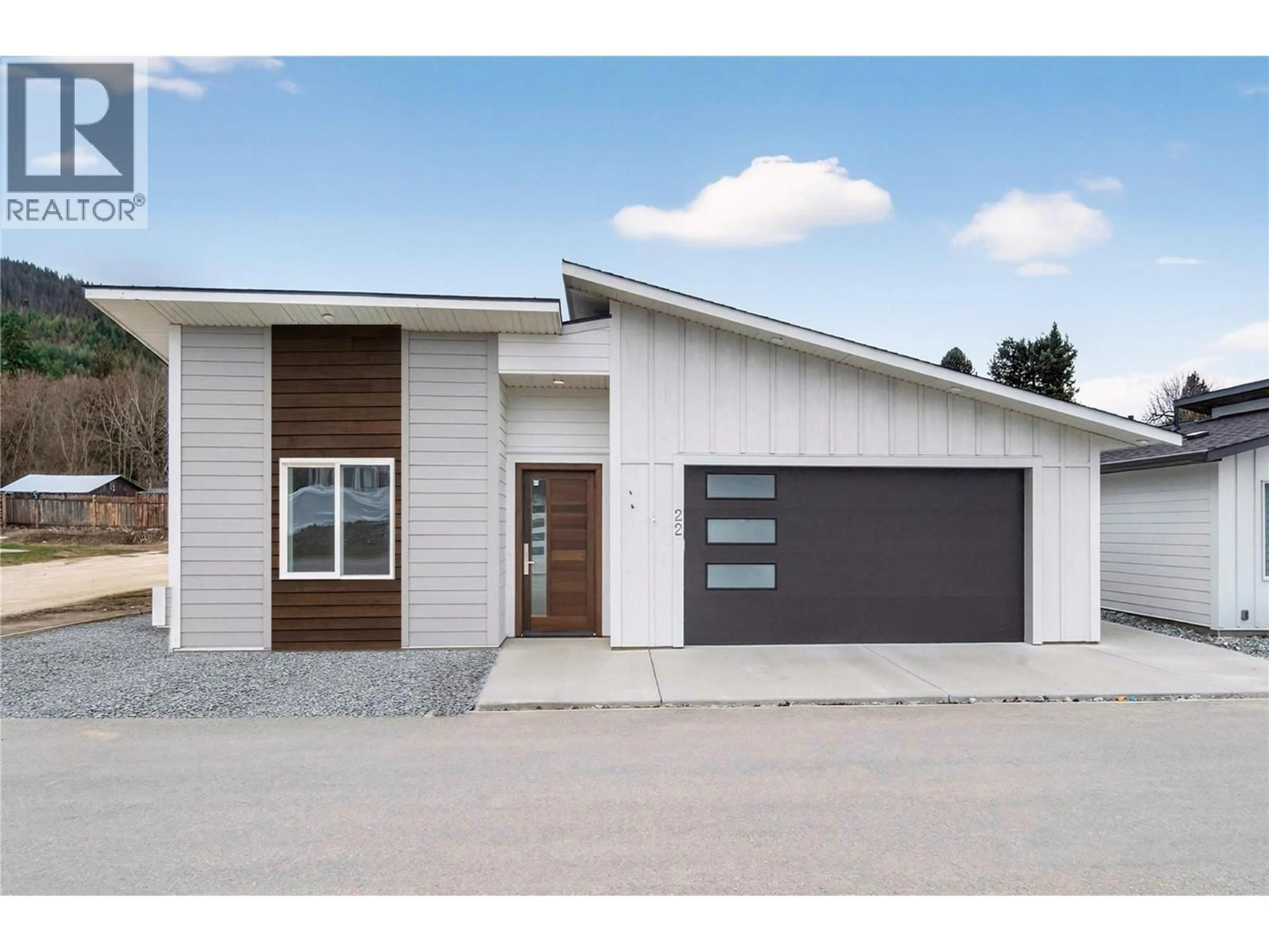 Home with vinyl exterior material, street for 22 - 1840 10 STREET SOUTHWEST, Salmon Arm British Columbia V1E0H2