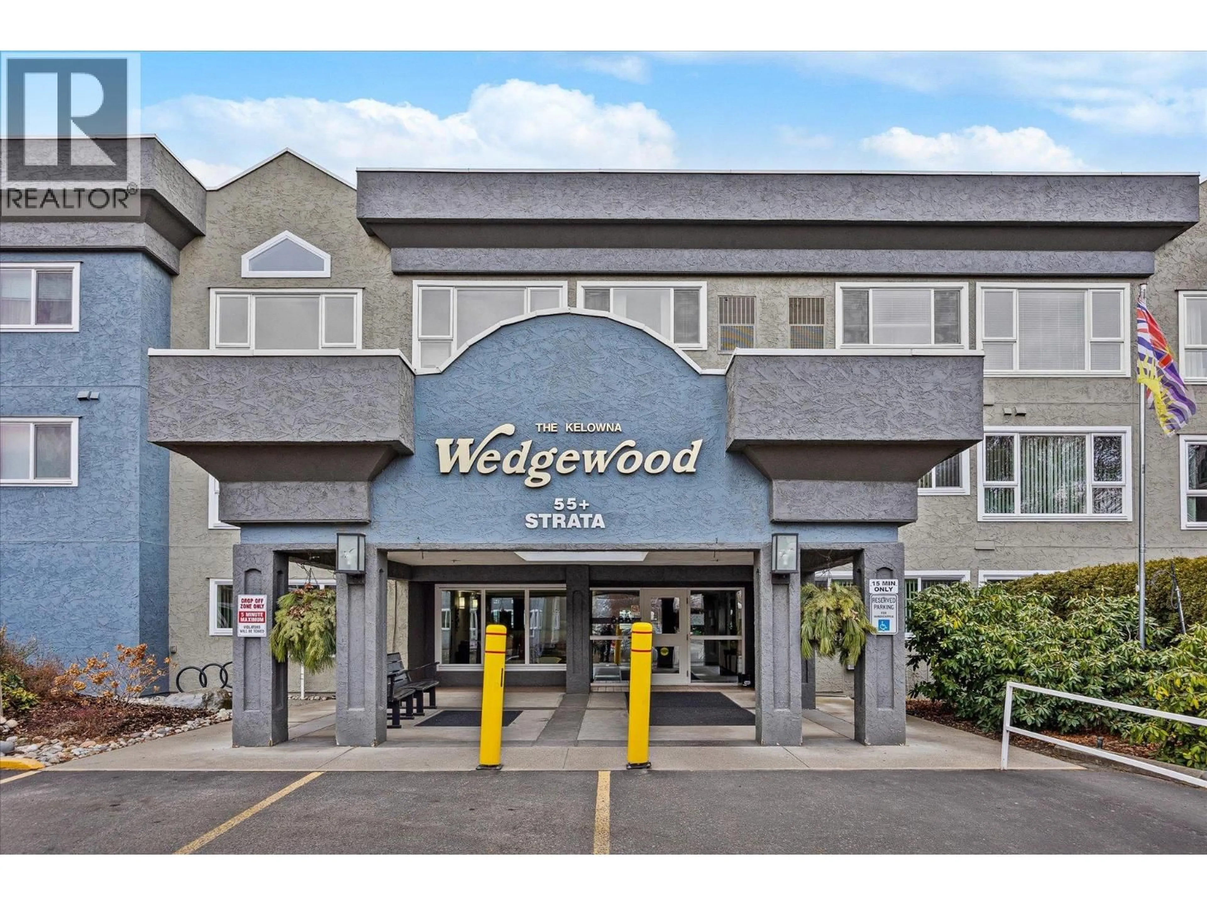 Indoor foyer for 306 - 1045 SUTHERLAND AVENUE, Kelowna British Columbia V1Y5Y1