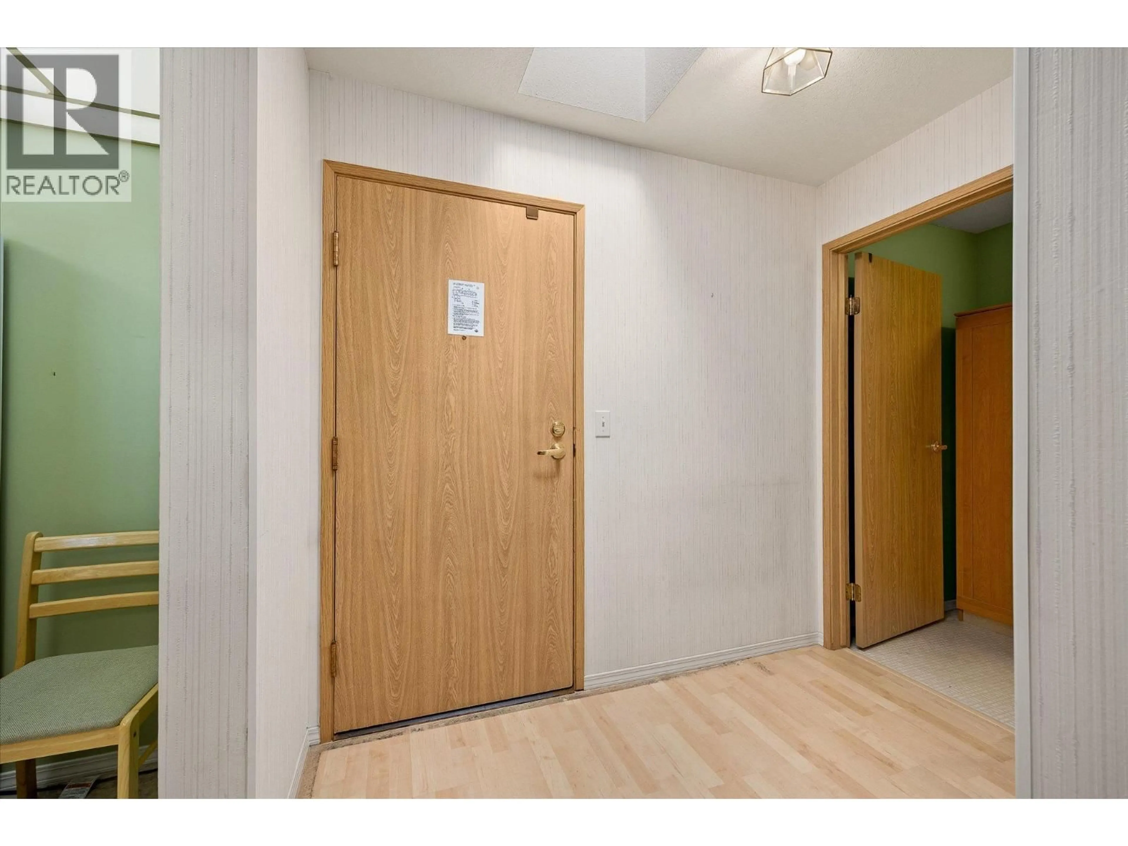 Indoor foyer for 306 - 1045 SUTHERLAND AVENUE, Kelowna British Columbia V1Y5Y1