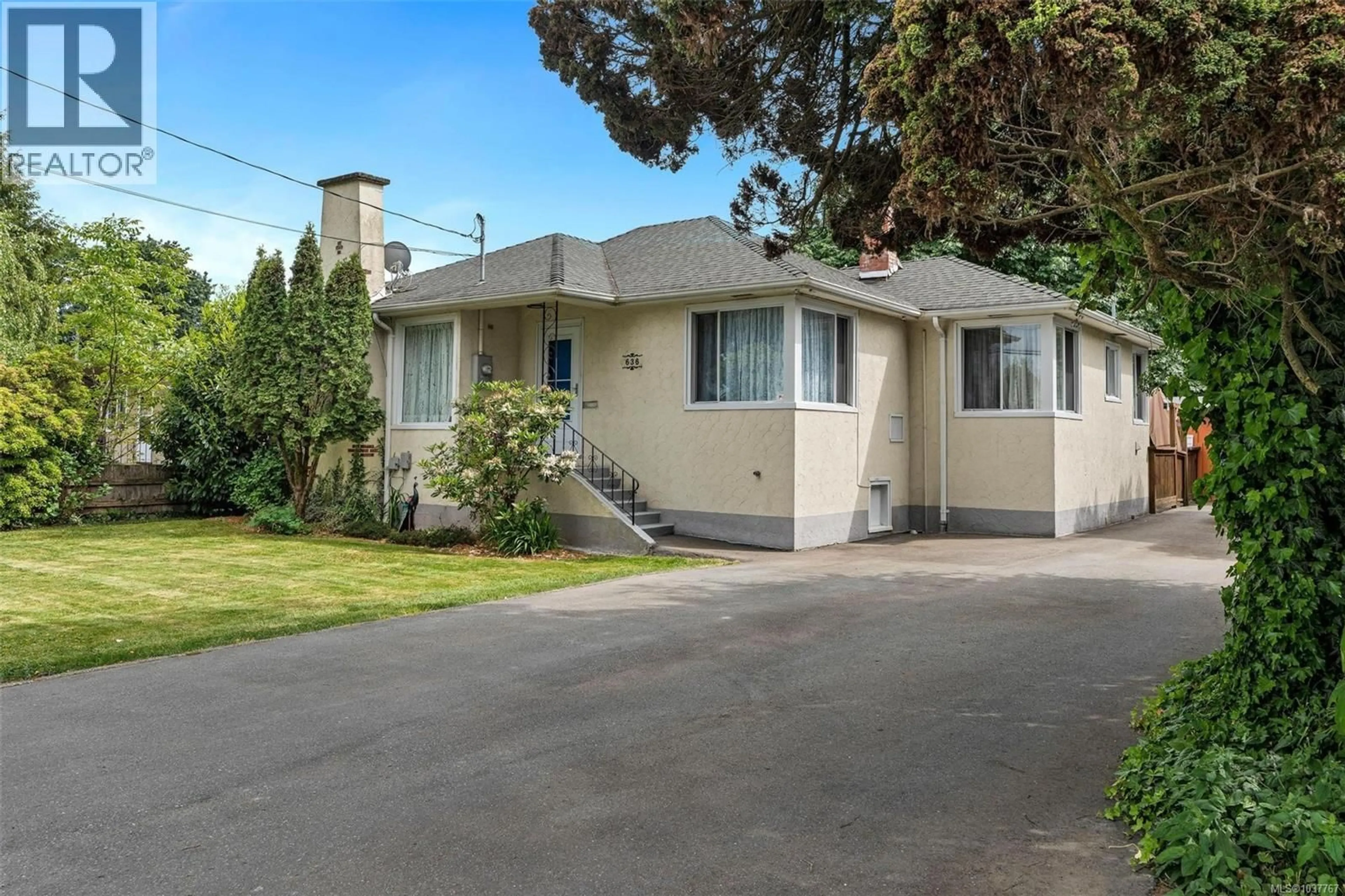 Home with vinyl exterior material, street for 636 CORONATION AVENUE, Duncan British Columbia V9L2V2