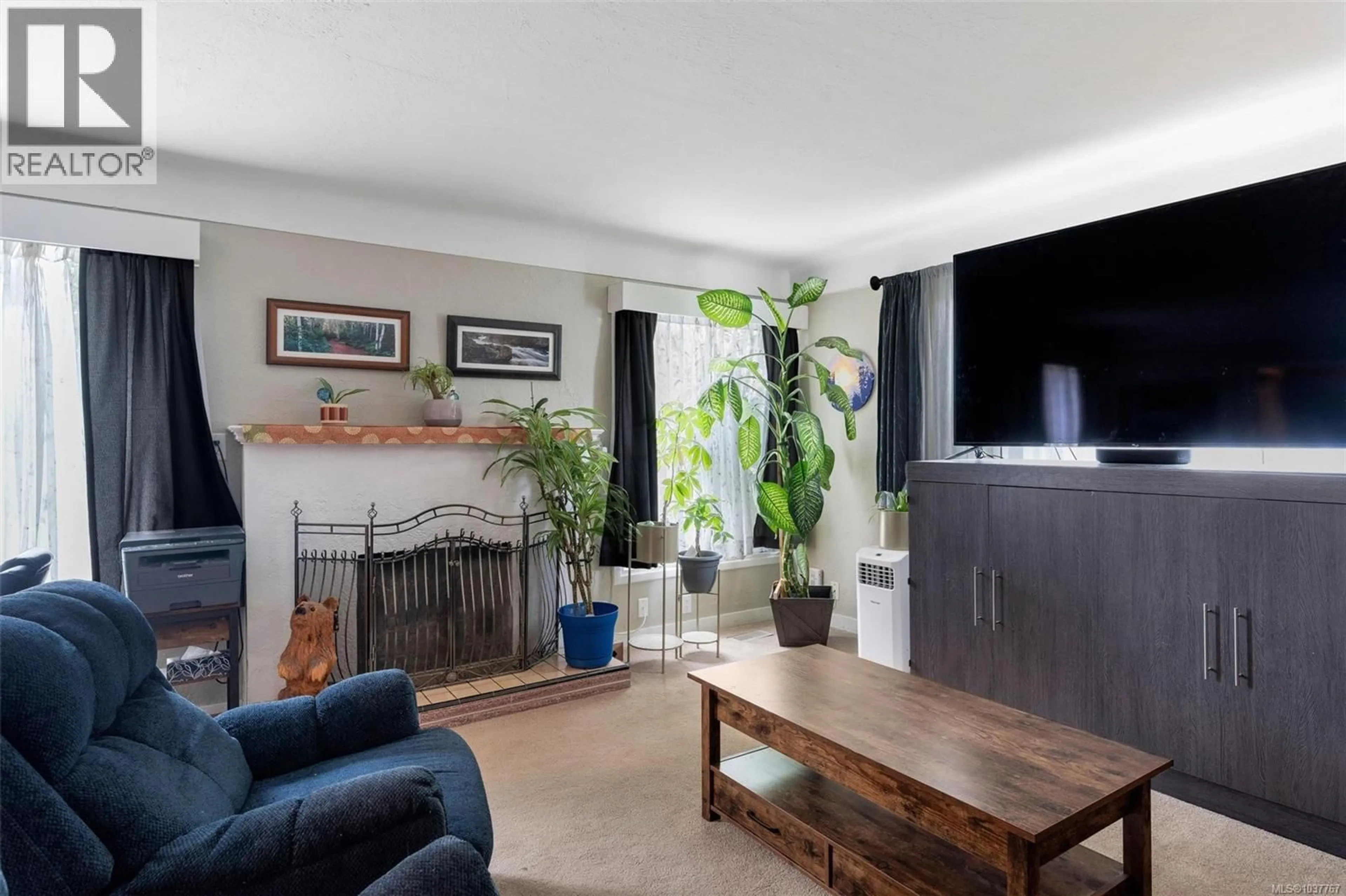 Living room with furniture, unknown for 636 CORONATION AVENUE, Duncan British Columbia V9L2V2