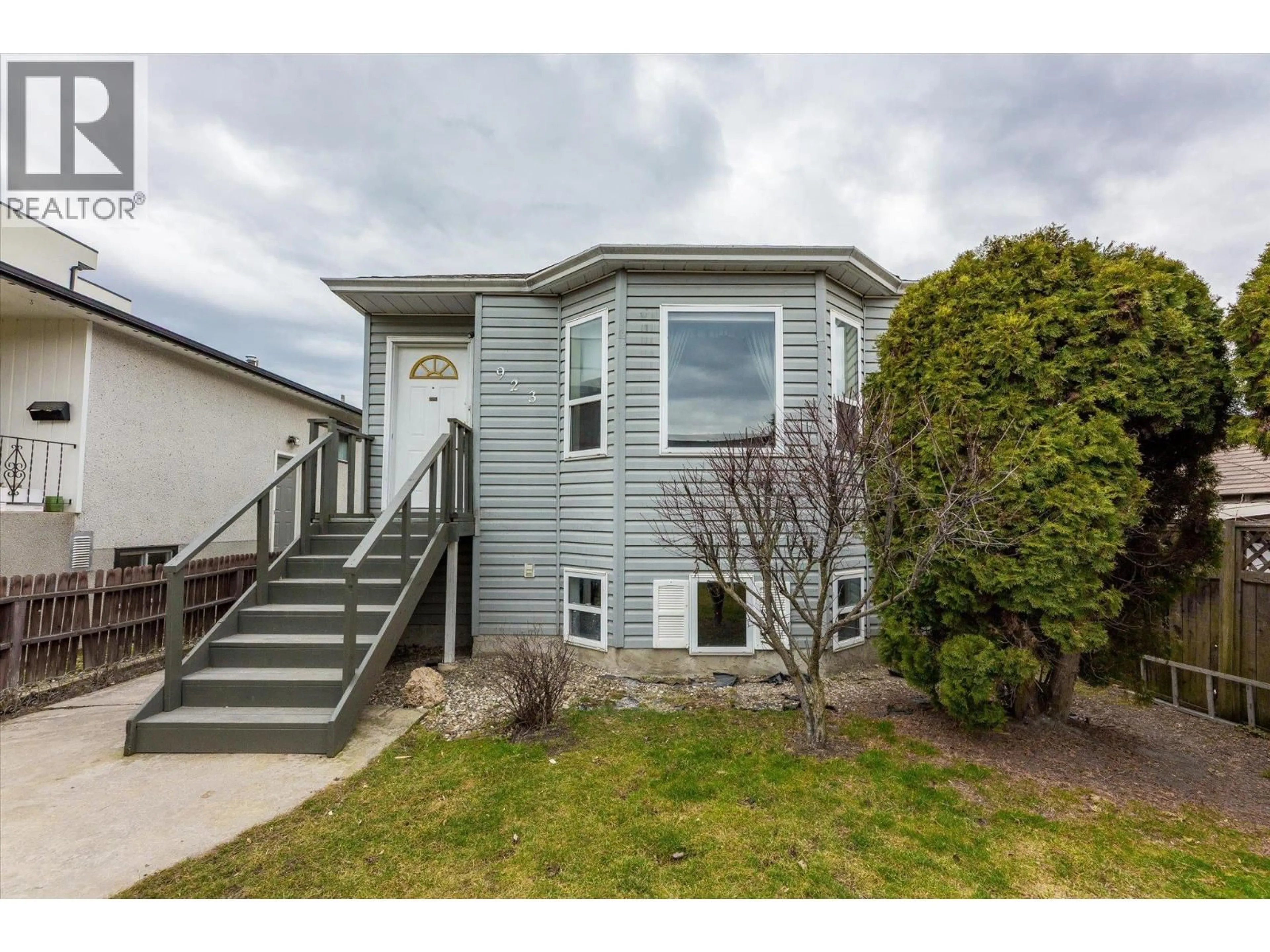 Home with vinyl exterior material, street for 923 FULLER AVENUE, Kelowna British Columbia V1Y6X5