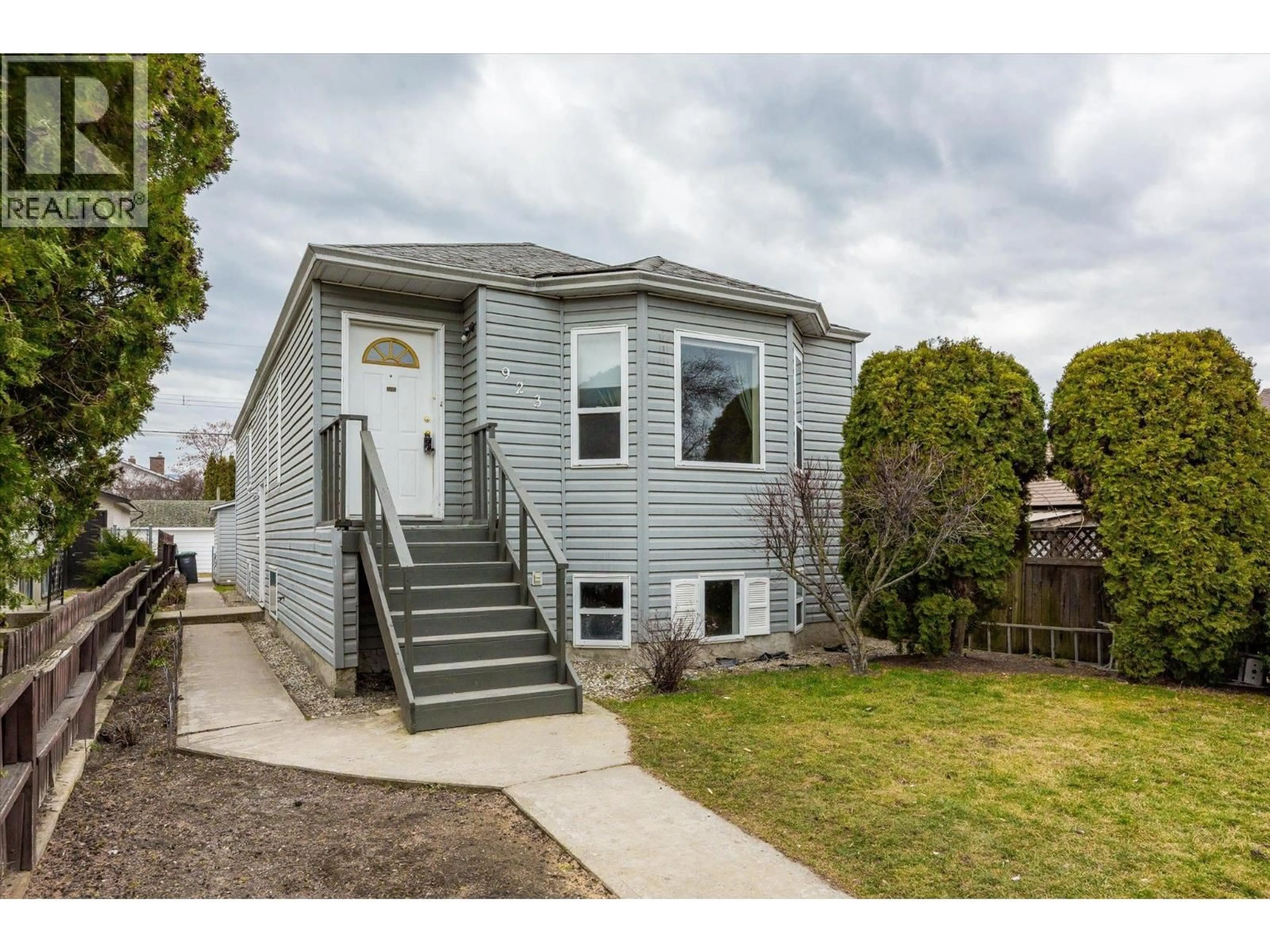 Home with vinyl exterior material, street for 923 FULLER AVENUE, Kelowna British Columbia V1Y6X5