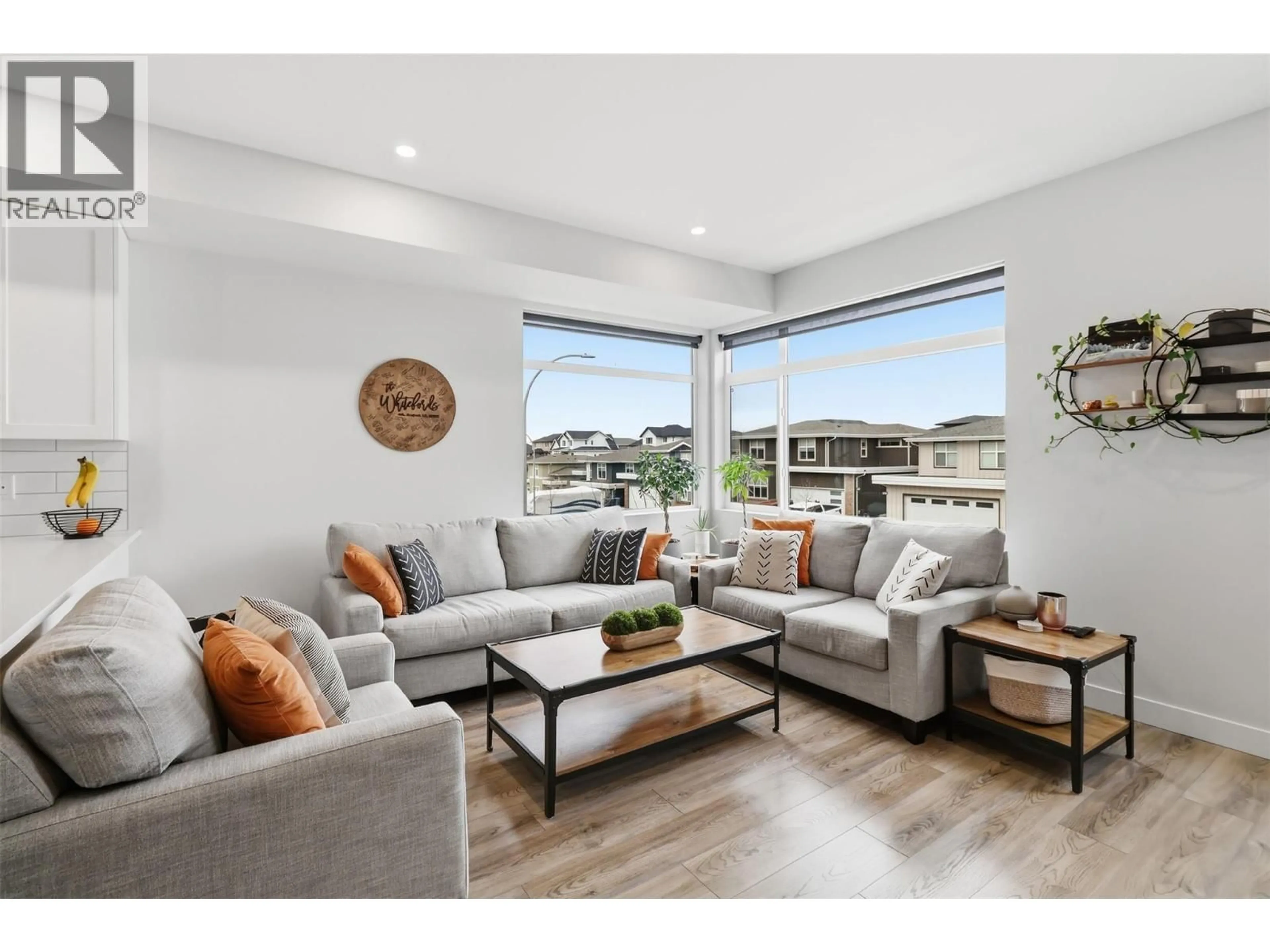 Living room with furniture, wood/laminate floor for 139 - 1901 QU'APPELLE BOULEVARD, Kamloops British Columbia V2E0C9