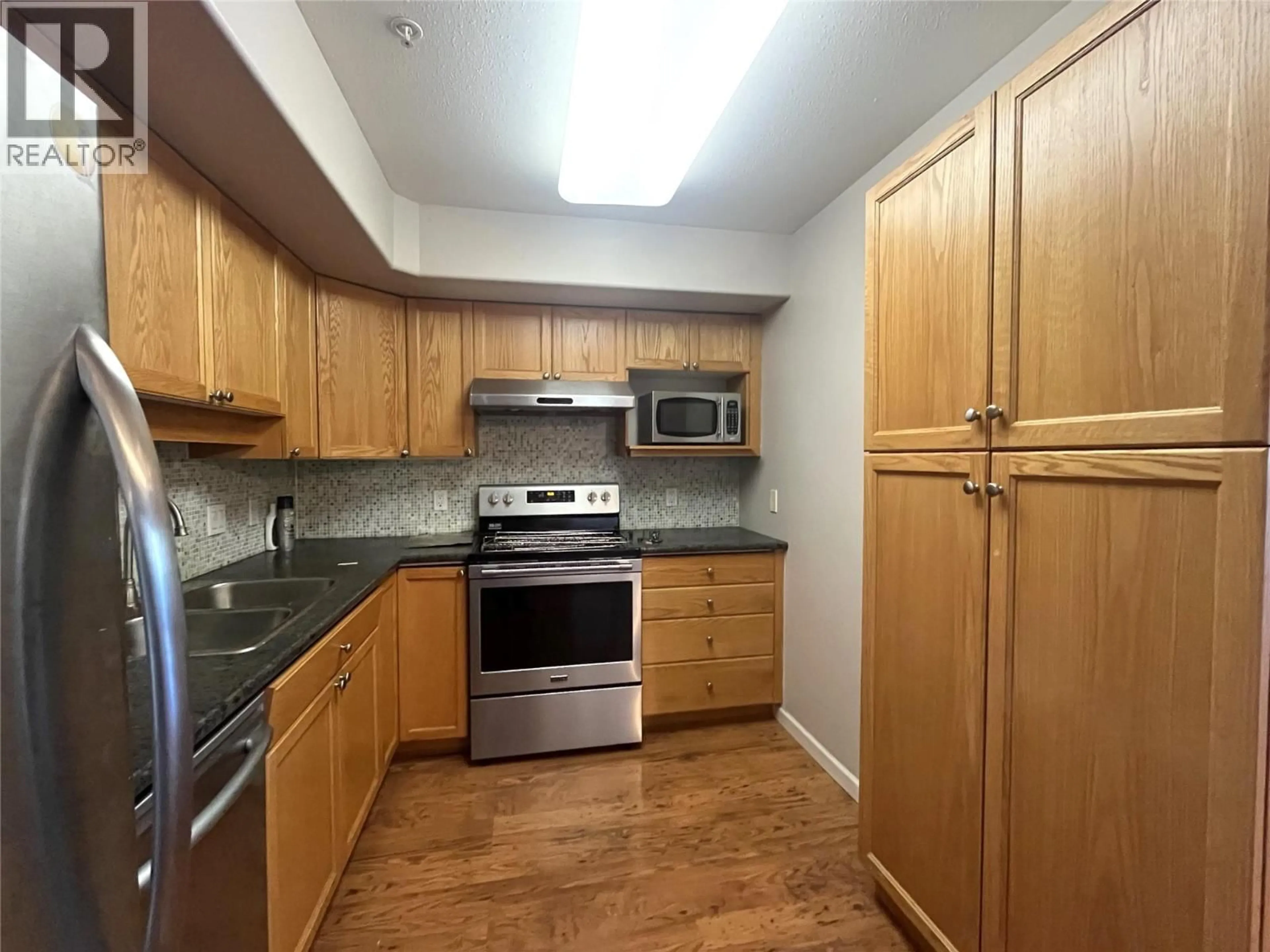 Standard kitchen, unknown for 107 - 860 NICOLANI DRIVE, Kamloops British Columbia V2B5B3