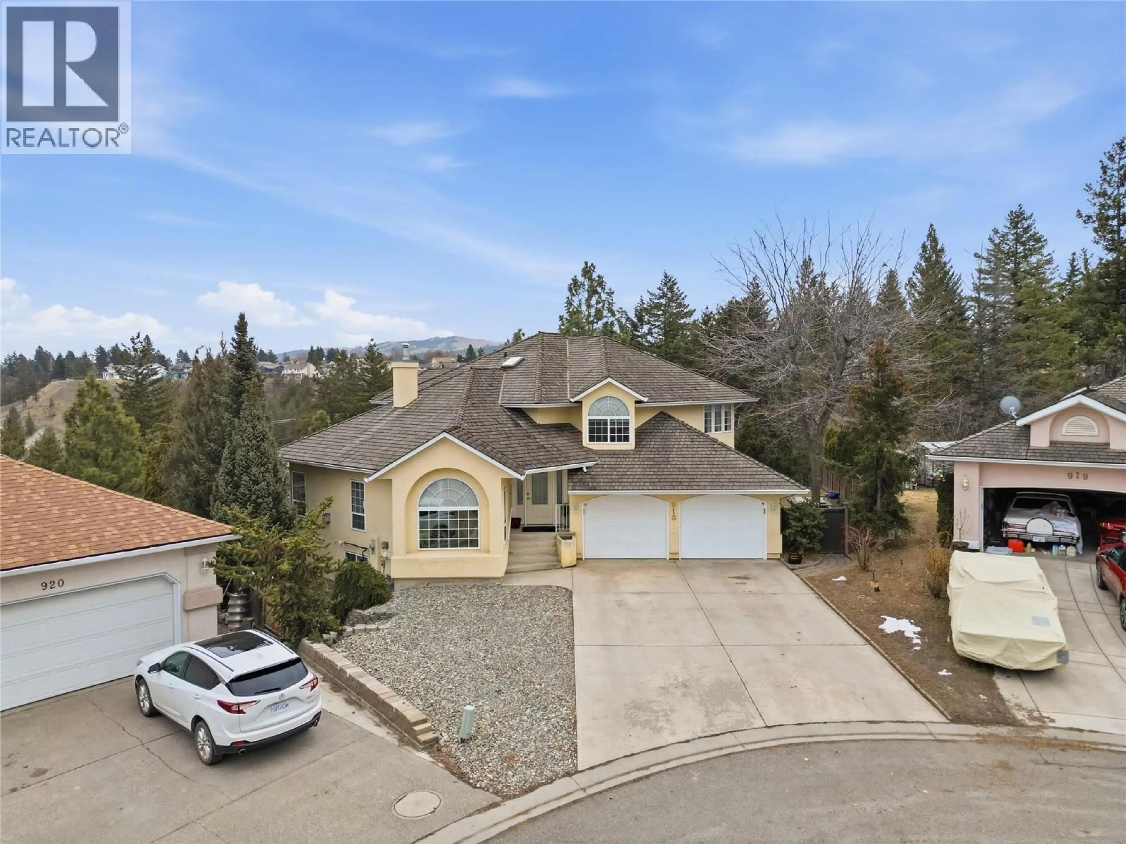 A pic from outside/outdoor area/front of a property/back of a property/a pic from drone, street for 910 HEATHERTON COURT, Kamloops British Columbia V1S1P9
