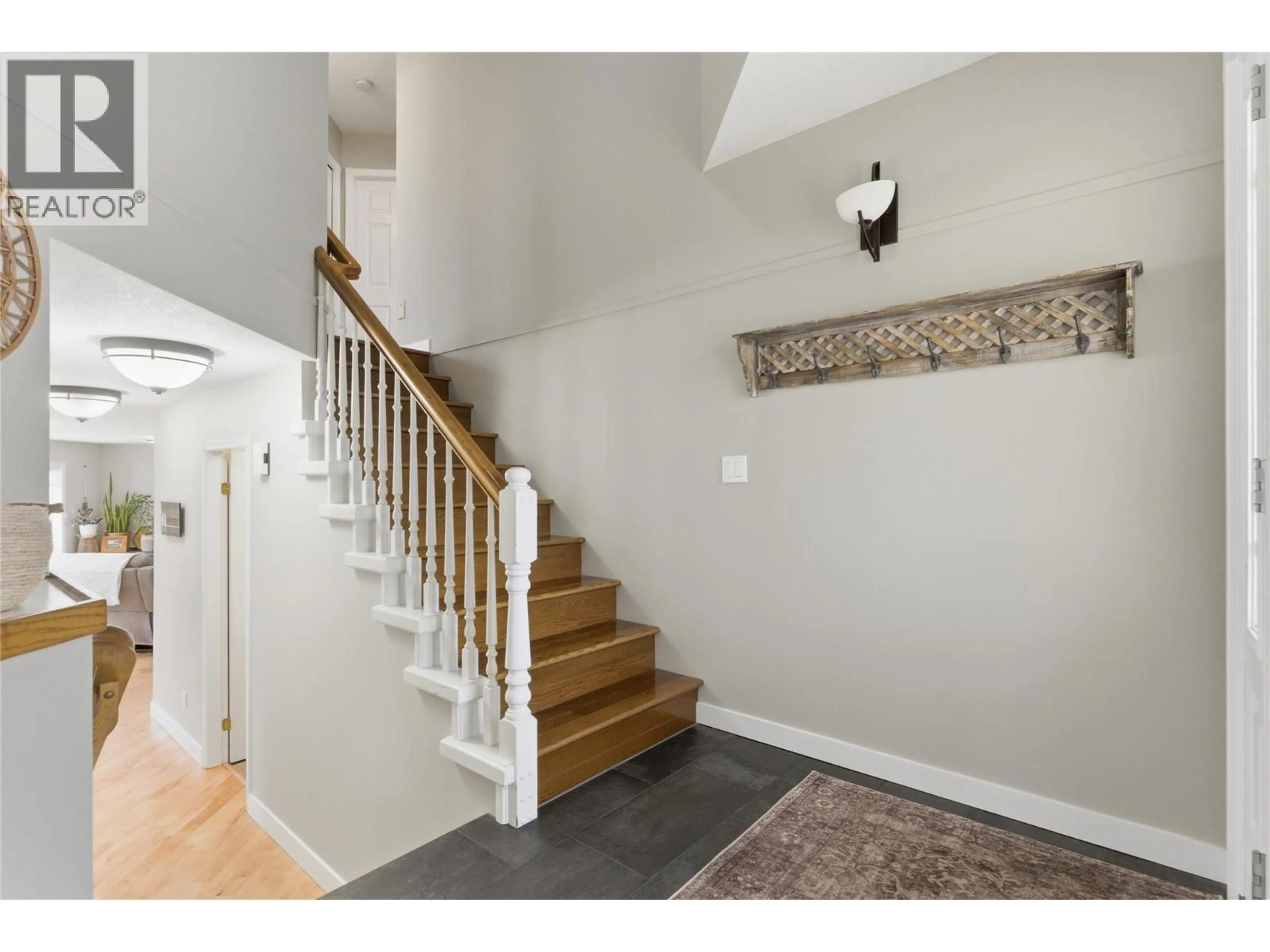 Indoor entryway for 910 HEATHERTON COURT, Kamloops British Columbia V1S1P9