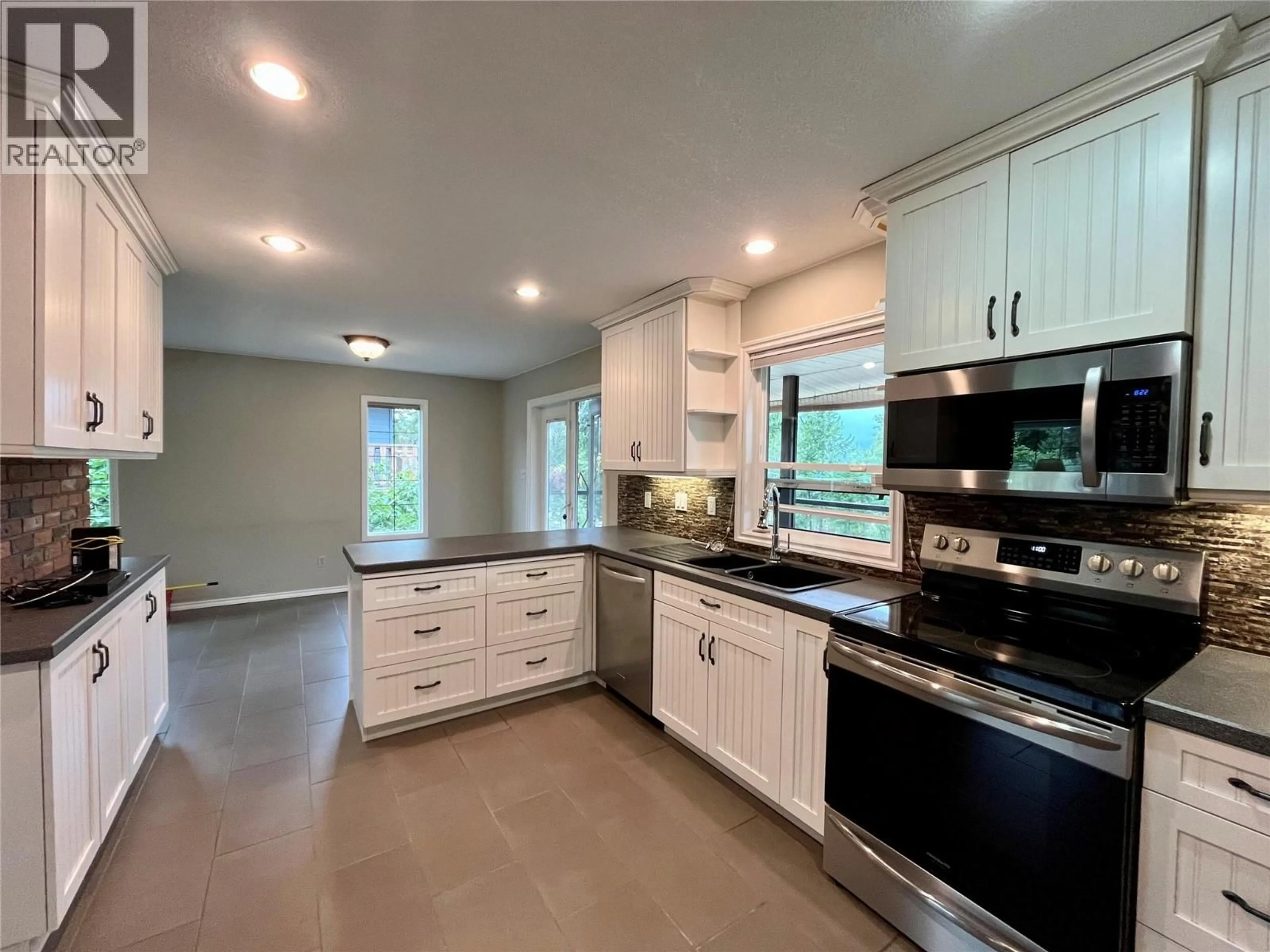 Open concept kitchen, ceramic/tile floor for 210 10TH AVENUE NORTHWEST, Nakusp British Columbia V0G1R0