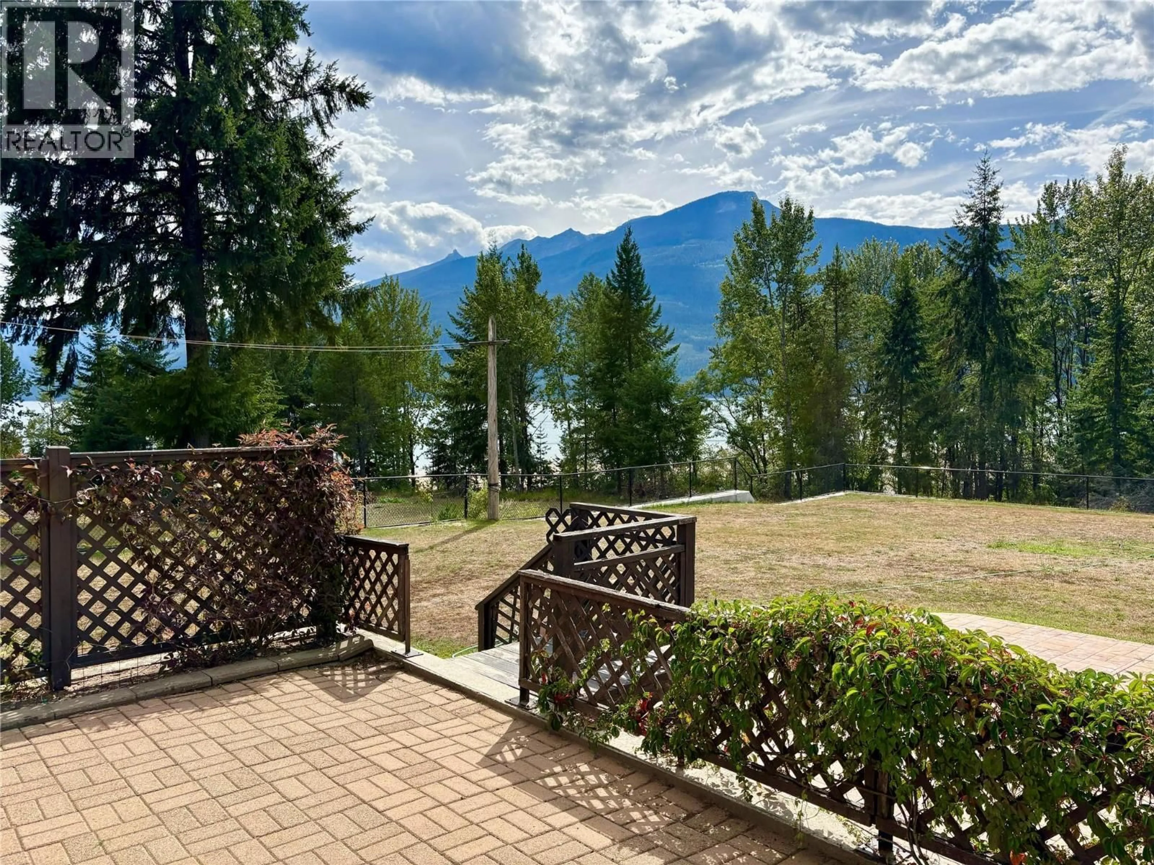 A pic from outside/outdoor area/front of a property/back of a property/a pic from drone, water/lake/river/ocean view for 210 10TH AVENUE NORTHWEST, Nakusp British Columbia V0G1R0
