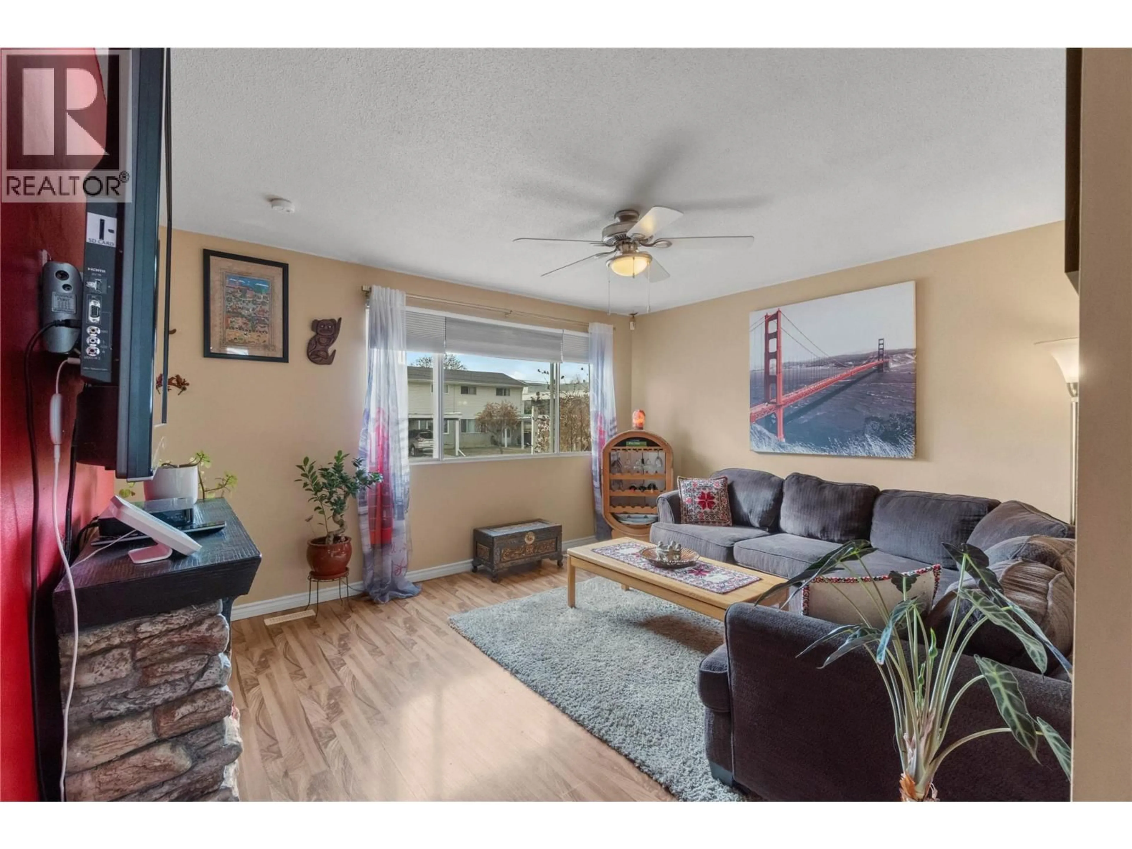 Living room with furniture, wood/laminate floor for 19 - 1173 PONLEN STREET, Kamloops British Columbia V2B5N4