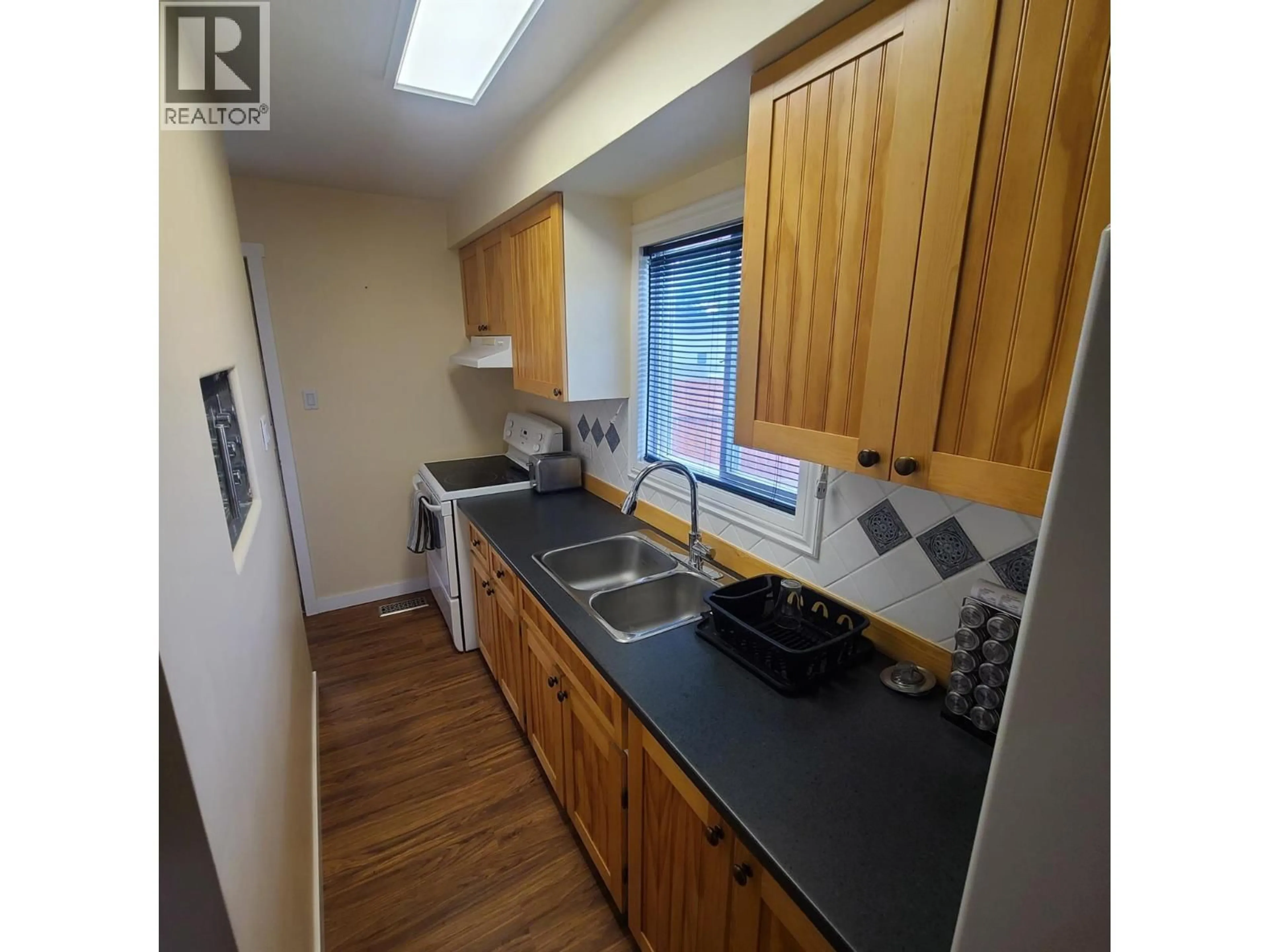 Standard kitchen, wood/laminate floor for 350 CAMPBELL AVENUE, Kamloops British Columbia V2B3R7