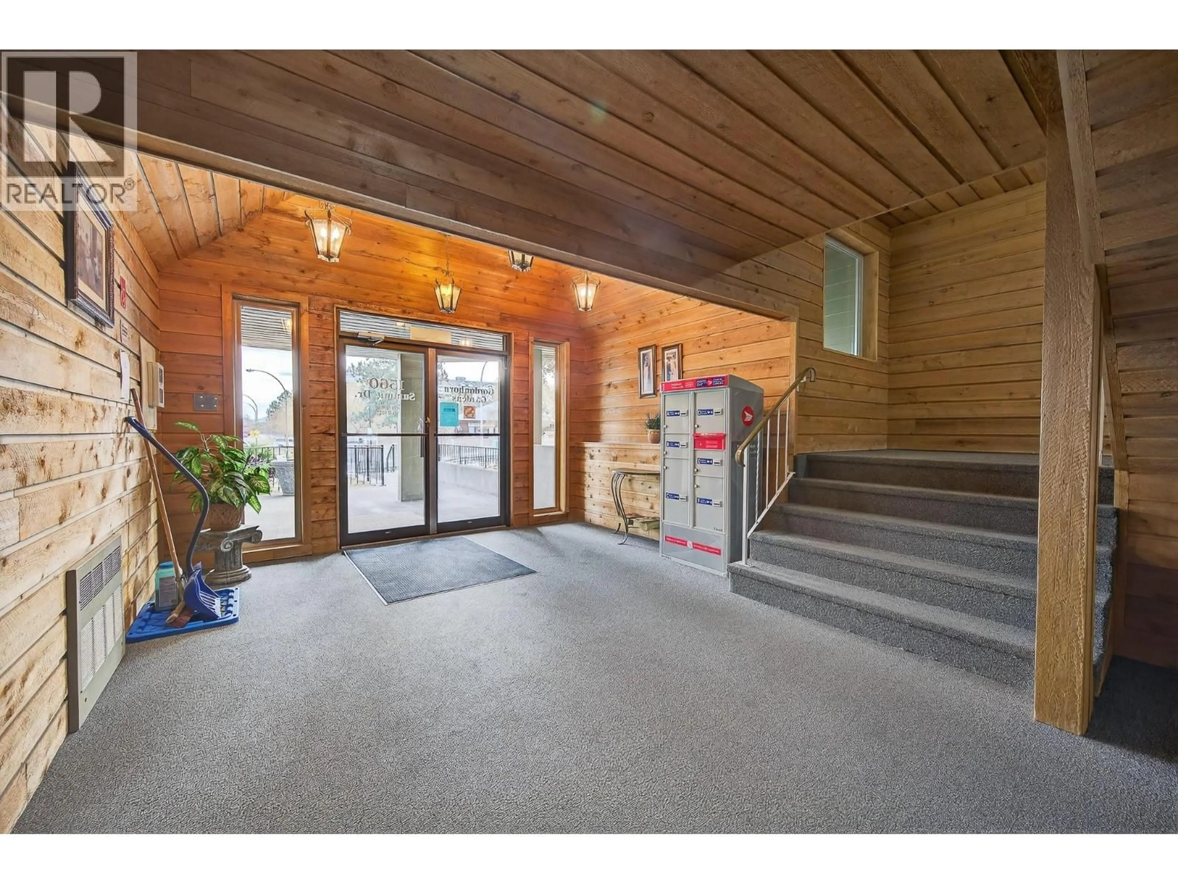 Indoor foyer for 106 - 1560 SUMMIT DRIVE, Kamloops British Columbia V2E1R5
