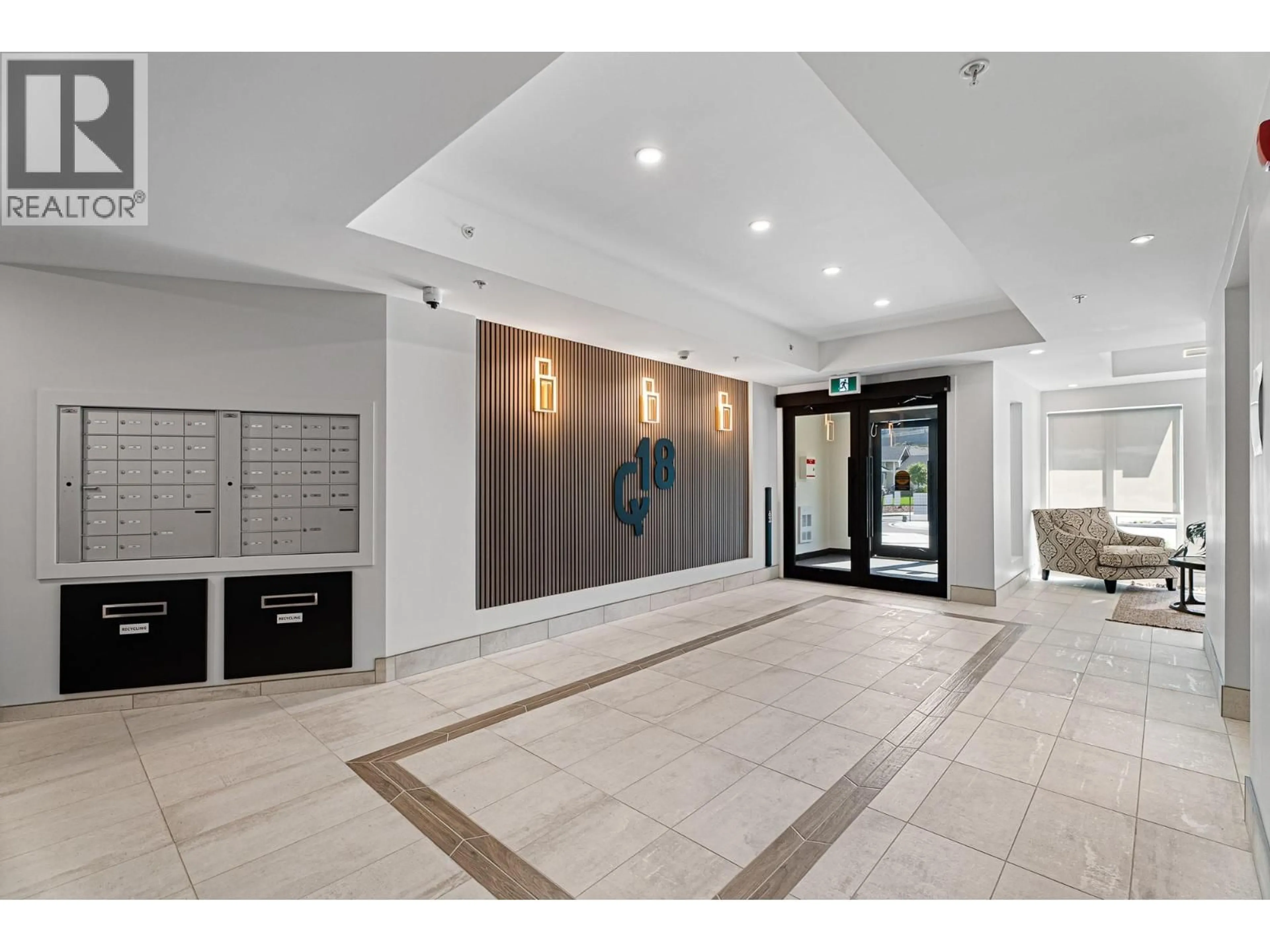 Indoor foyer for 206 - 1844 QU'APPELLE BOULEVARD, Kamloops British Columbia V2E0E8