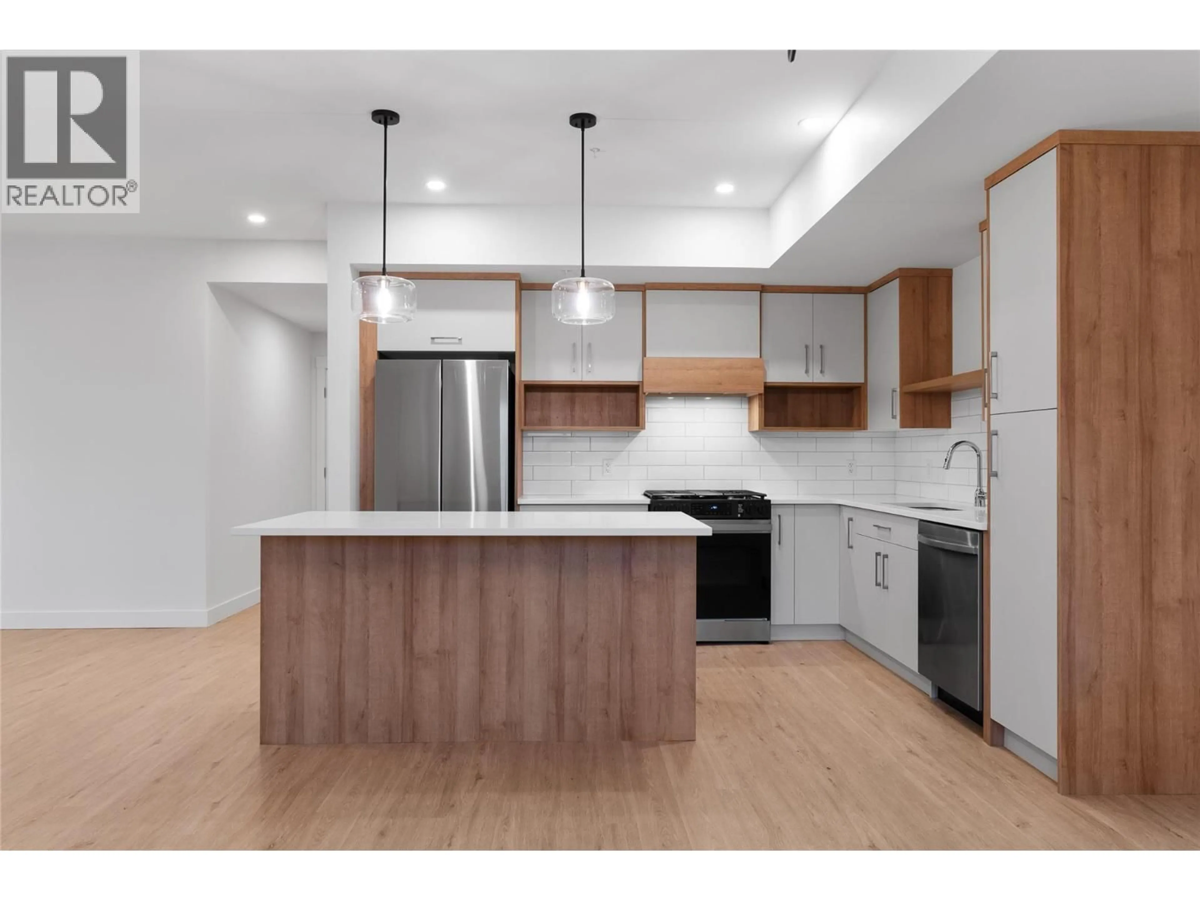 Open concept kitchen, wood/laminate floor for 107 - 1844 QU'APPELLE BOULEVARD, Kamloops British Columbia V2E0E8