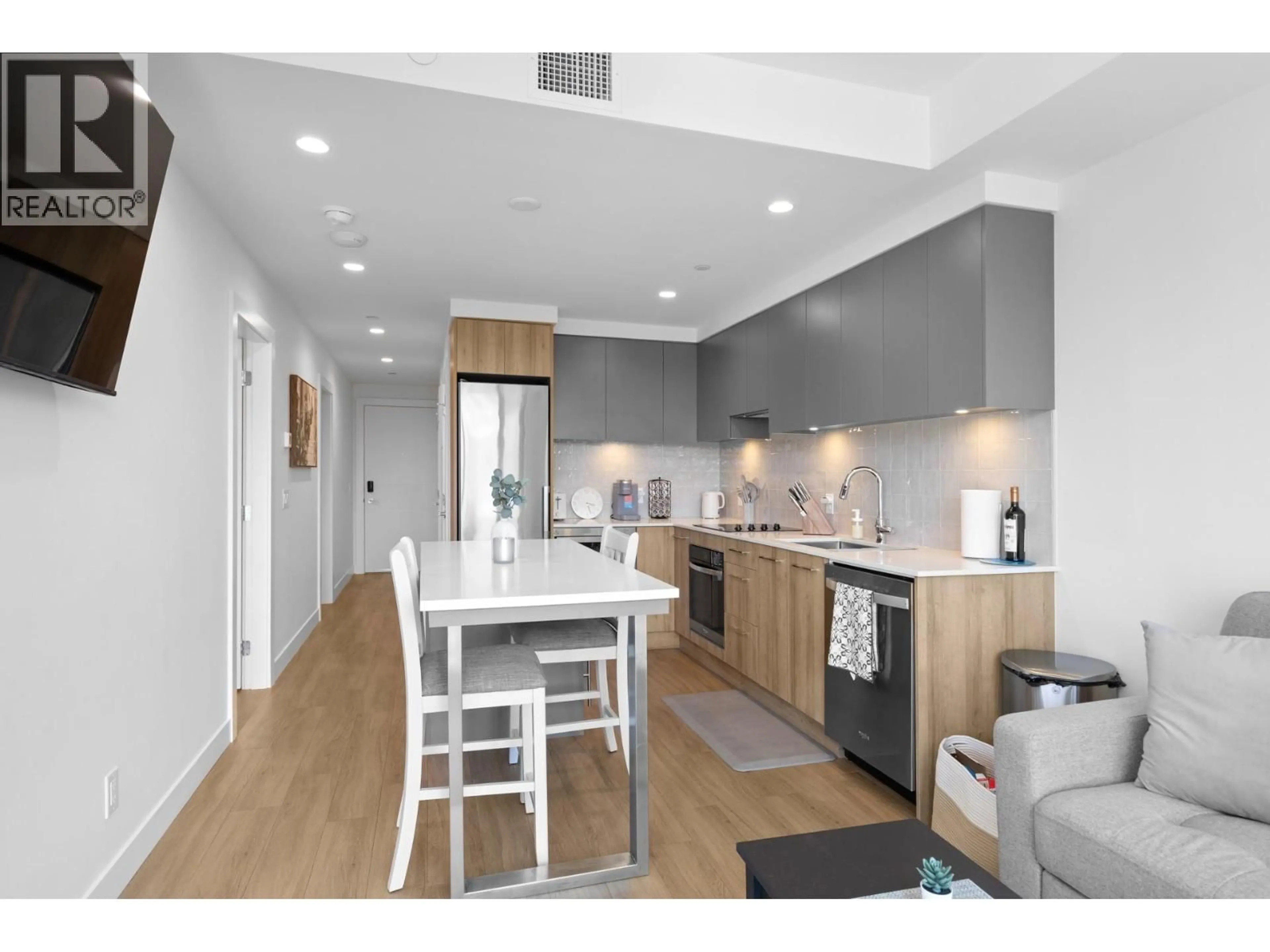 Open concept kitchen, wood/laminate floor for 506 - 3699 CAPOZZI ROAD, Kelowna British Columbia V1W0G3