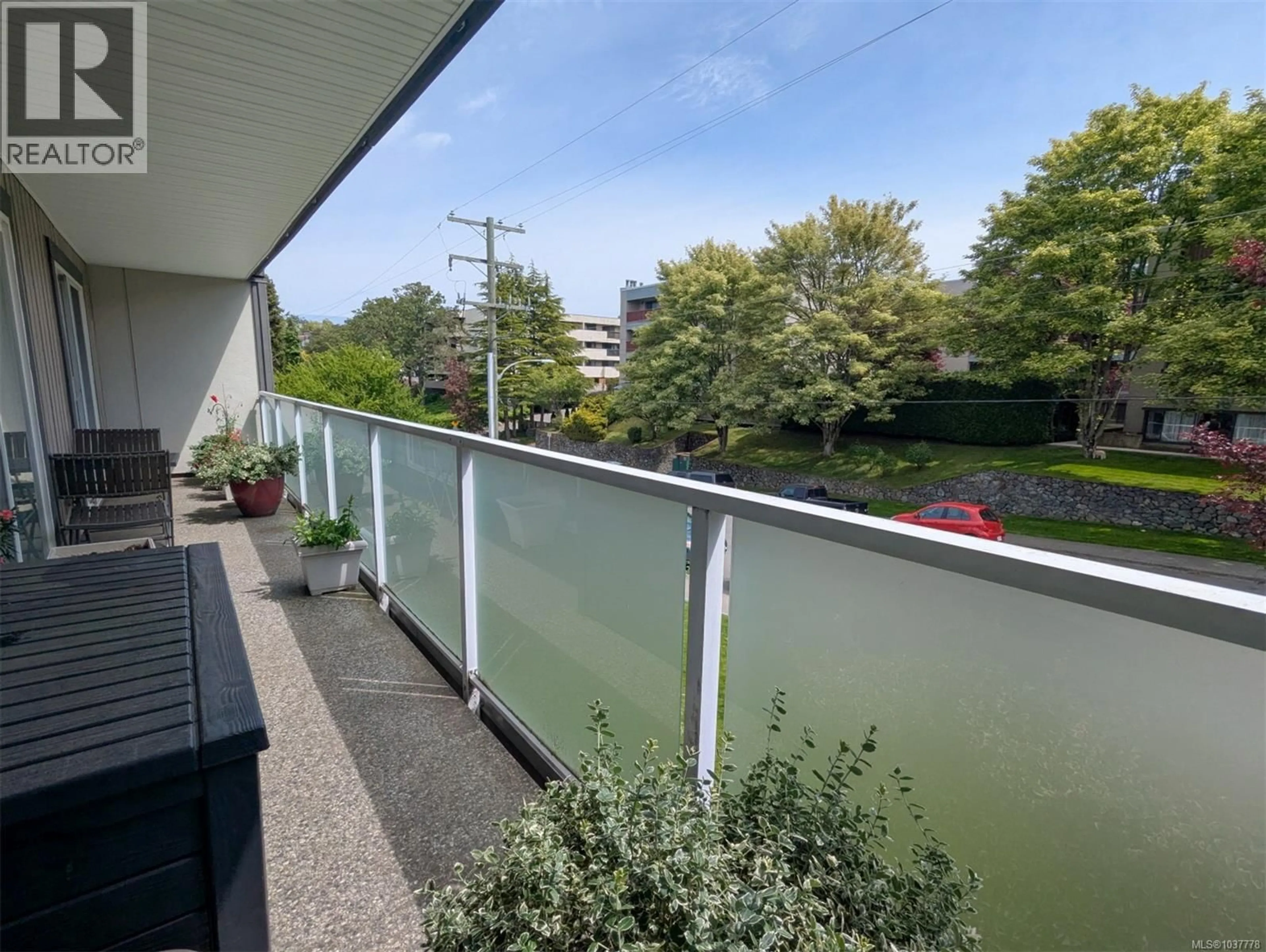Balcony in the apartment, water/lake/river/ocean view for 405 - 3252 GLASGOW AVENUE, Saanich British Columbia V8X1M2