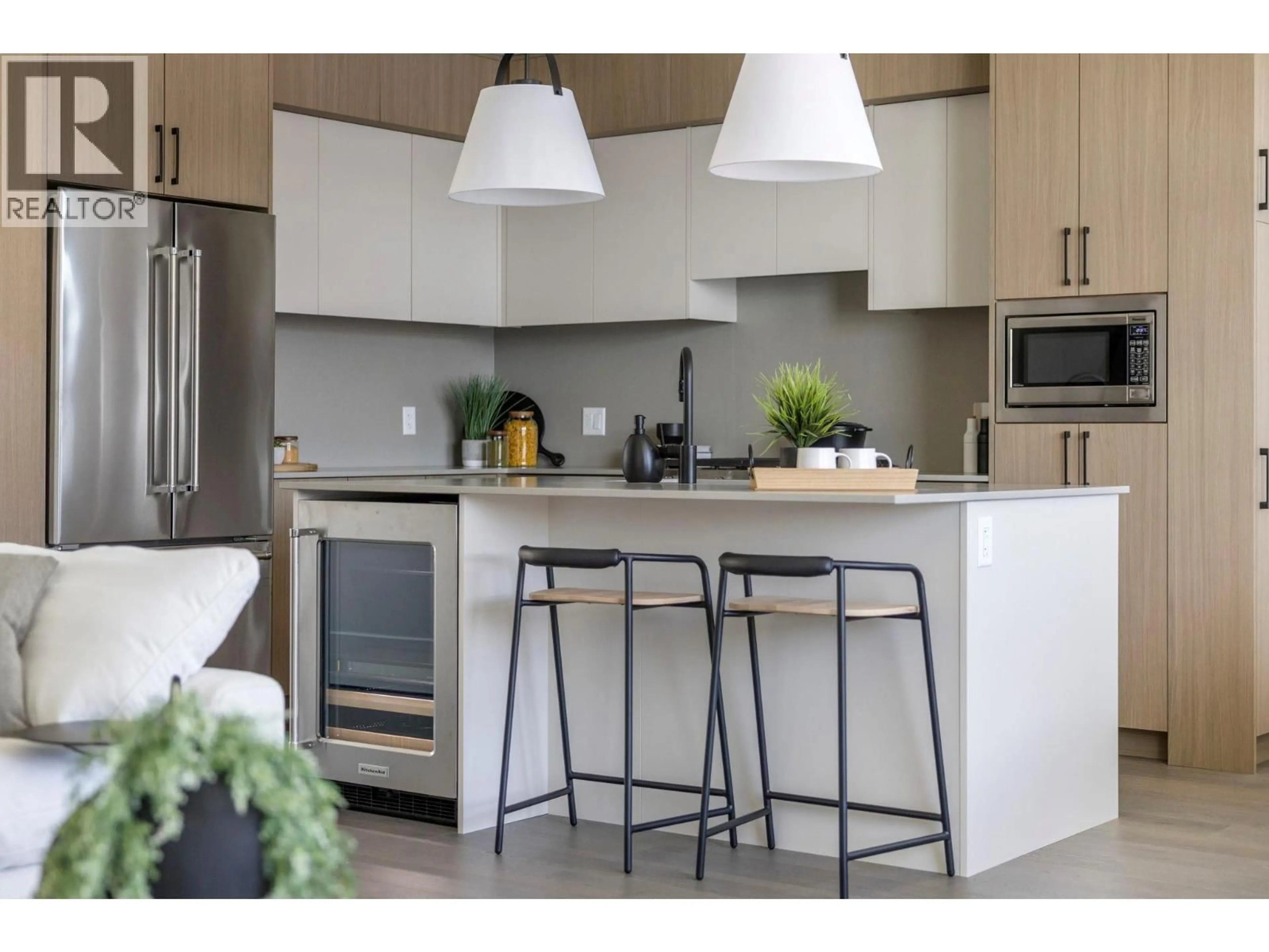 Contemporary kitchen, unknown for 6008 PRINCESS STREET, Peachland British Columbia V0H1X7