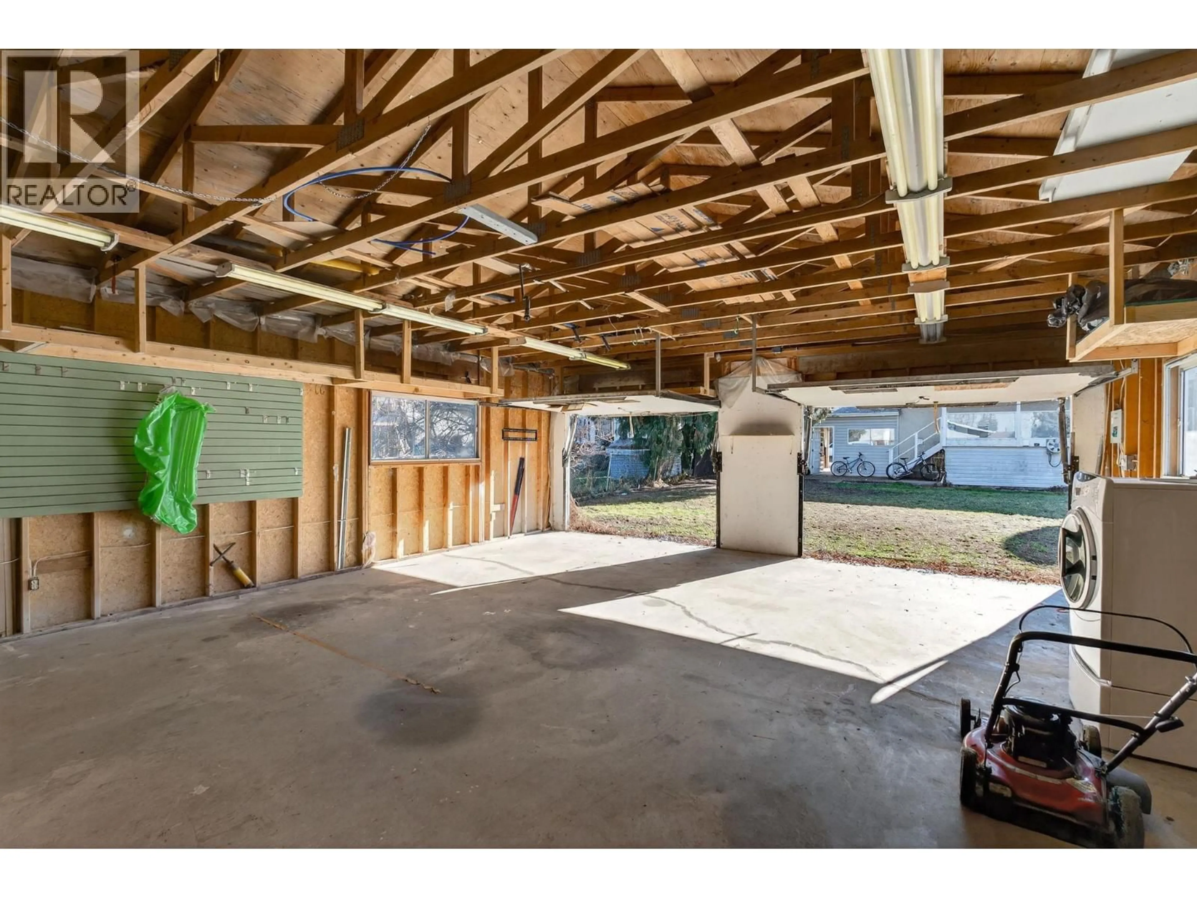 Indoor garage for 290 PEARSON ROAD, Kelowna British Columbia V1X2L6