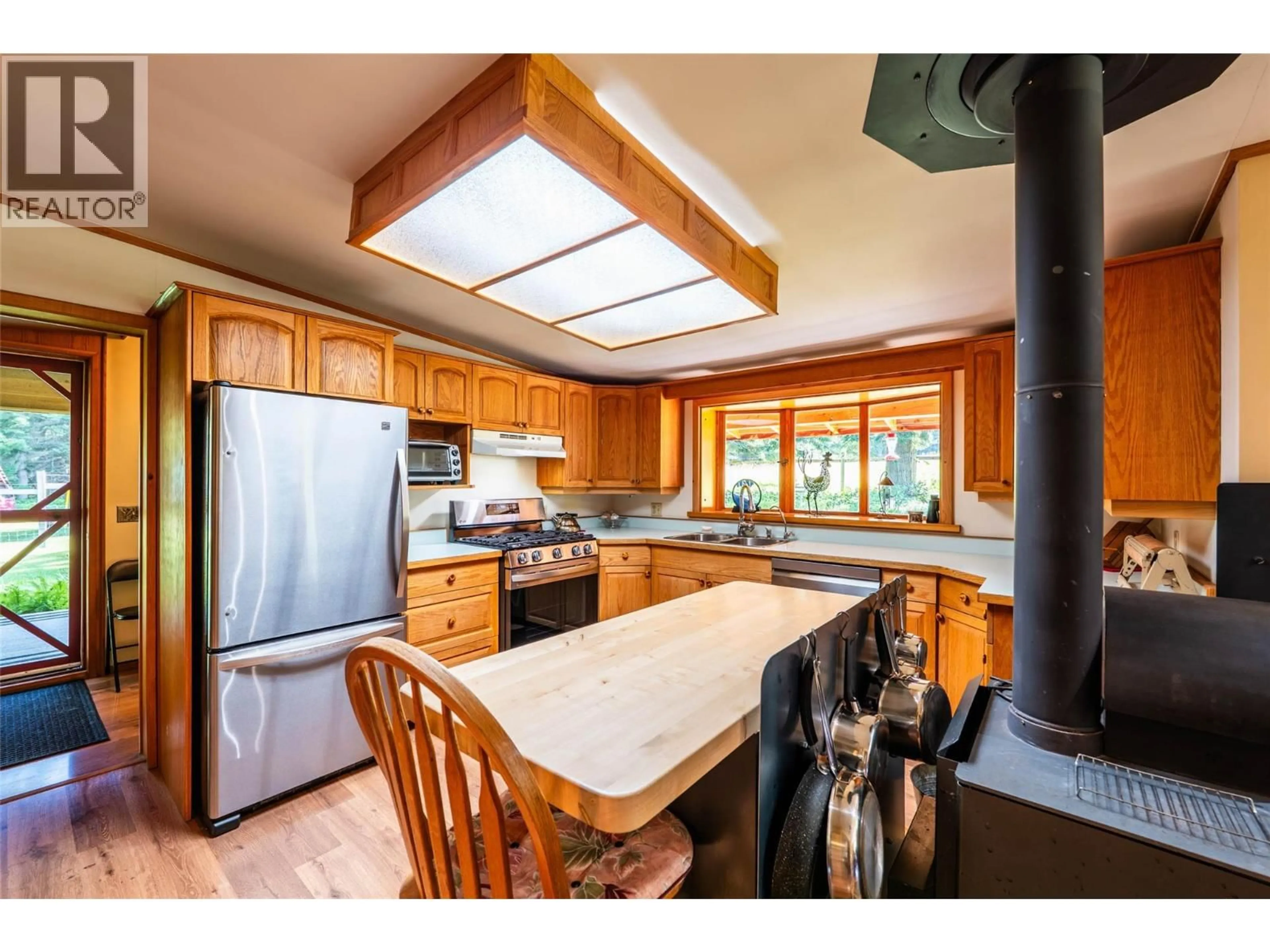 Open concept kitchen, unknown for 541 BEAR ROAD, Salmo British Columbia V0G1Z0
