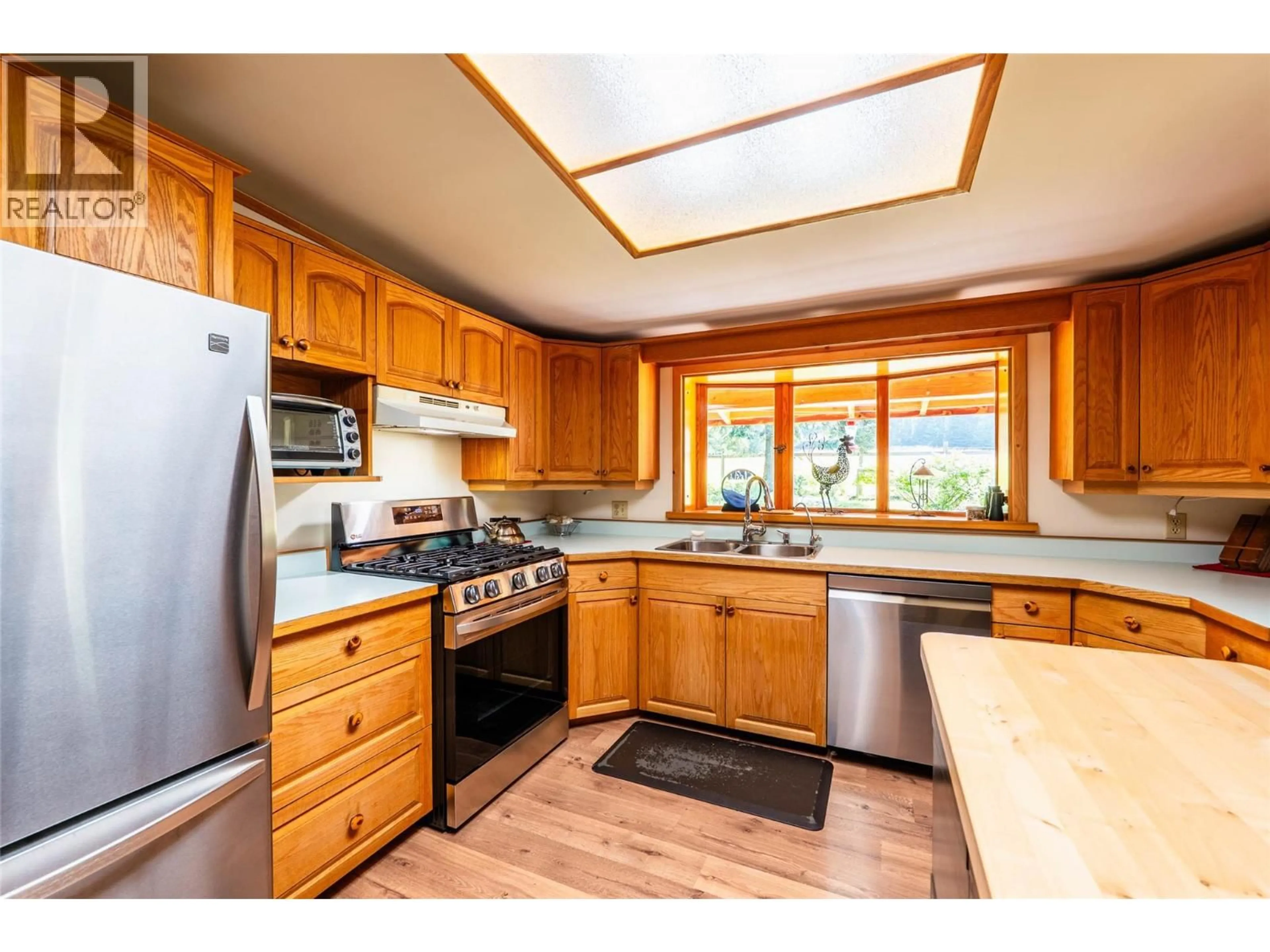 Standard kitchen, wood/laminate floor for 541 BEAR ROAD, Salmo British Columbia V0G1Z0