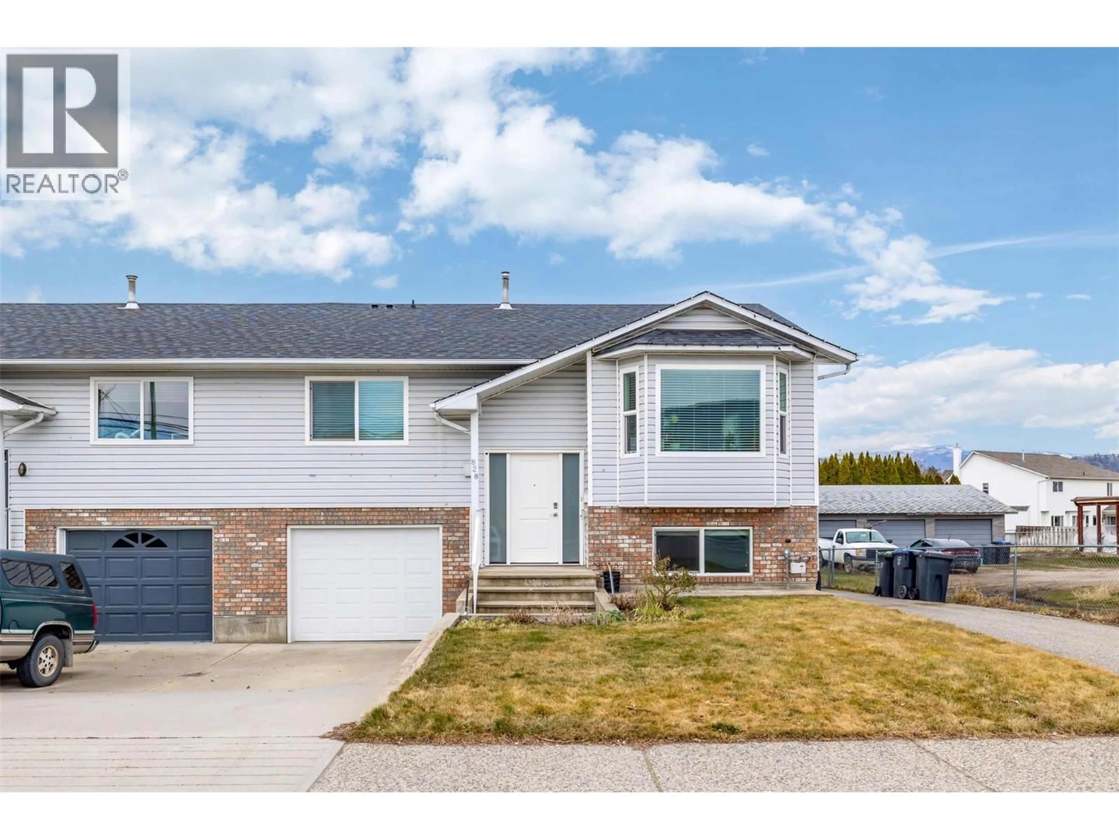 Home with vinyl exterior material, street for 828 HOLLYWOOD ROAD SOUTH, Kelowna British Columbia V1X3T5