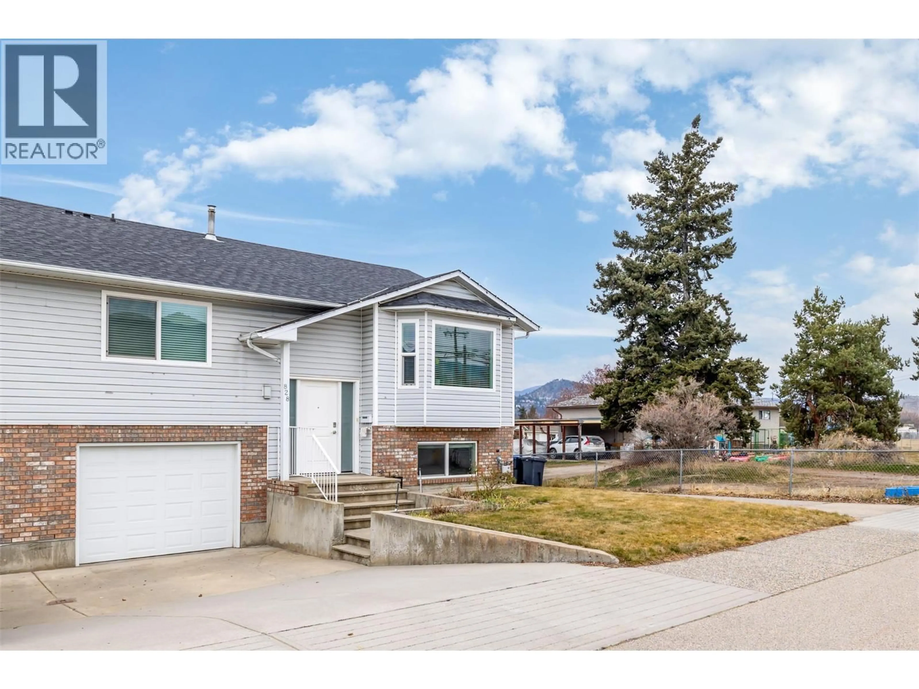 Home with vinyl exterior material, street for 828 HOLLYWOOD ROAD SOUTH, Kelowna British Columbia V1X3T5