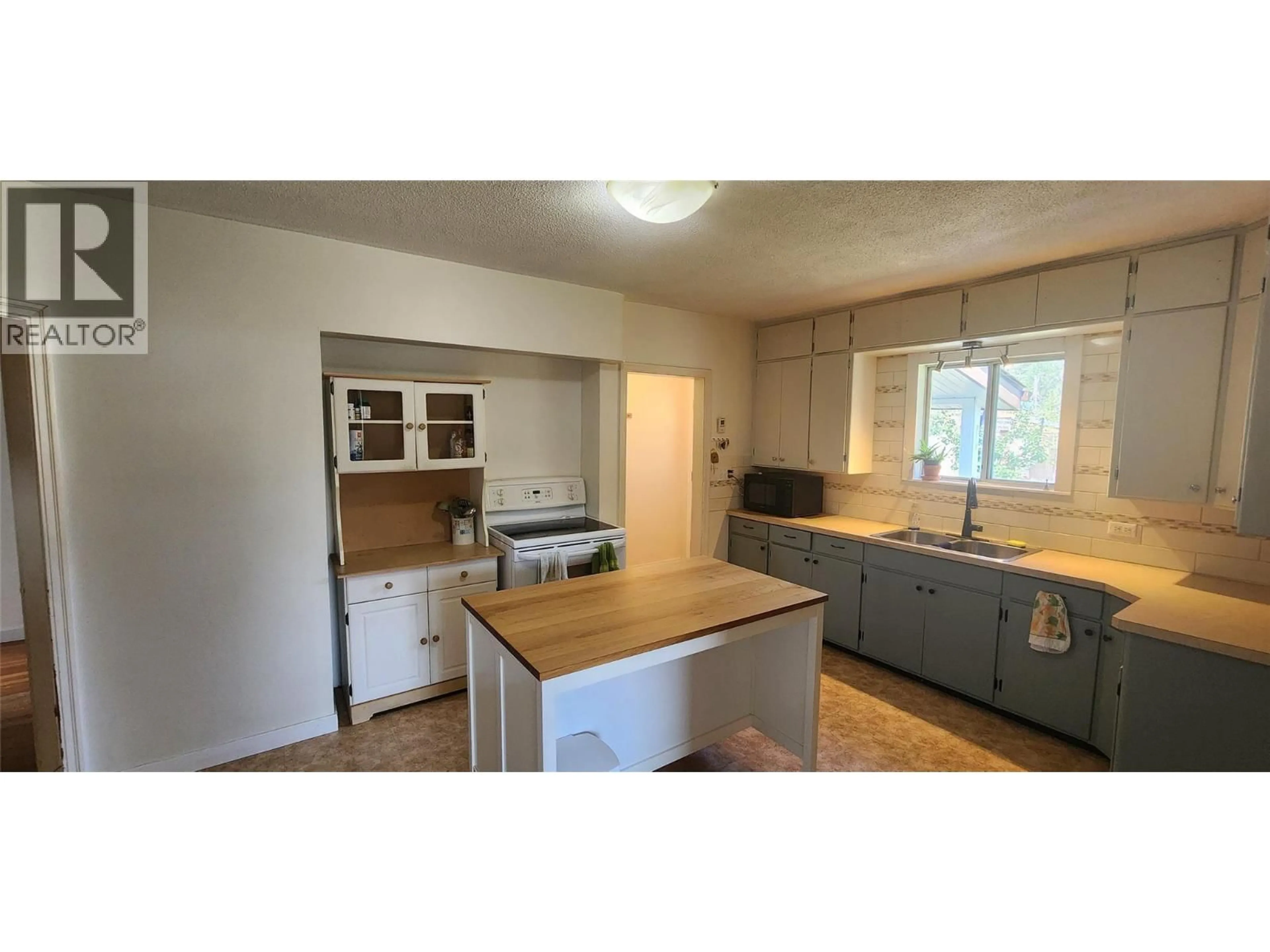 Standard kitchen, wood/laminate floor for 4960 VERNON STREET, Grand Forks British Columbia V0H1H5