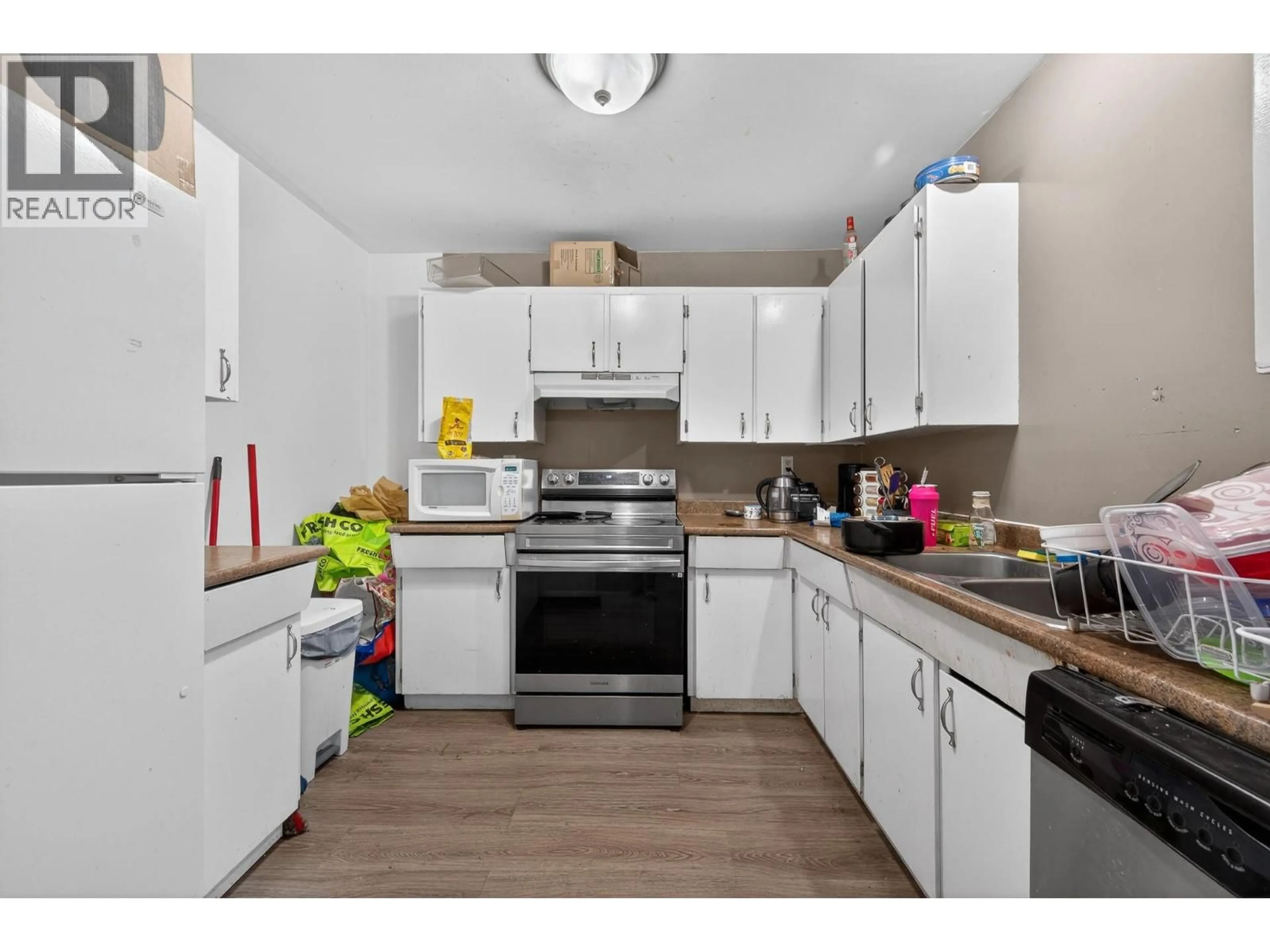 Standard kitchen, wood/laminate floor for 309 WADDINGTON DRIVE, Kamloops British Columbia V2E1S3